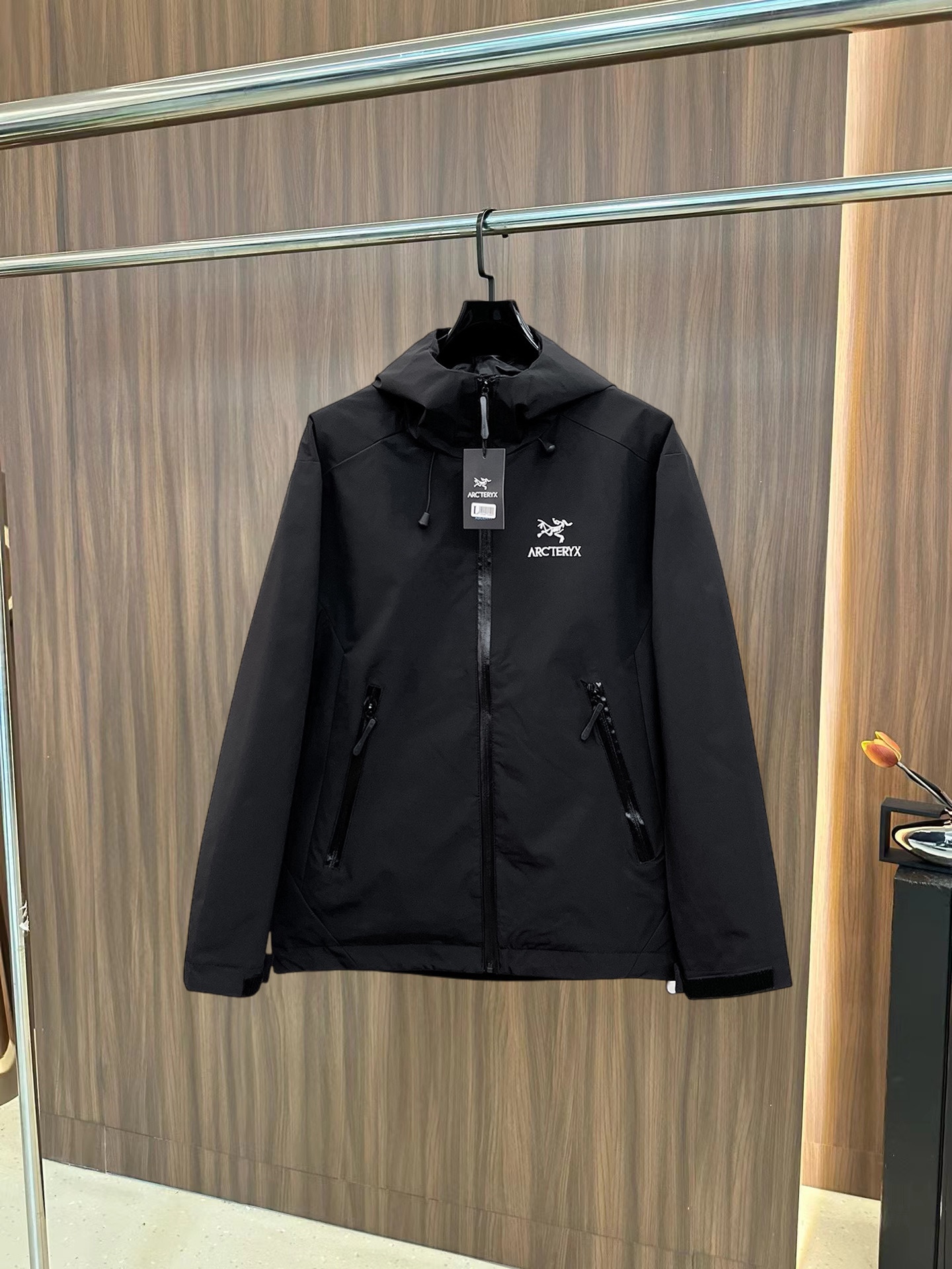 NO:745549,Arc'teryx 2026 new spring jacket, the new product on the show is in perfect condition, comfortable and warm, complete with three colors, full and attractive color, very outstanding design, easily upgrades the fashion sense, extremely elegant and rigorous workmanship, neat and meticulous wiring!  A masterpiece from a famous designer!  The upper body does not look bloated and is super handsome!  Available size M ~ 3XL,arc'teryx,jackets & coats,jackets & coats,19860909始祖鸟2026开春新款夹克外套,秀场新品品相非常完美,舒适保暖,三标齐全色泽饱满诱人,非常出彩的设计,轻松将时髦感进阶,做工极为考究严谨,走线工整细致！大牌设计师巨作！上身不显臃肿、超级帅气！现货码数M ～ 3XL,arc'teryx,jackets & coats,jackets & coats,,Men's clothing