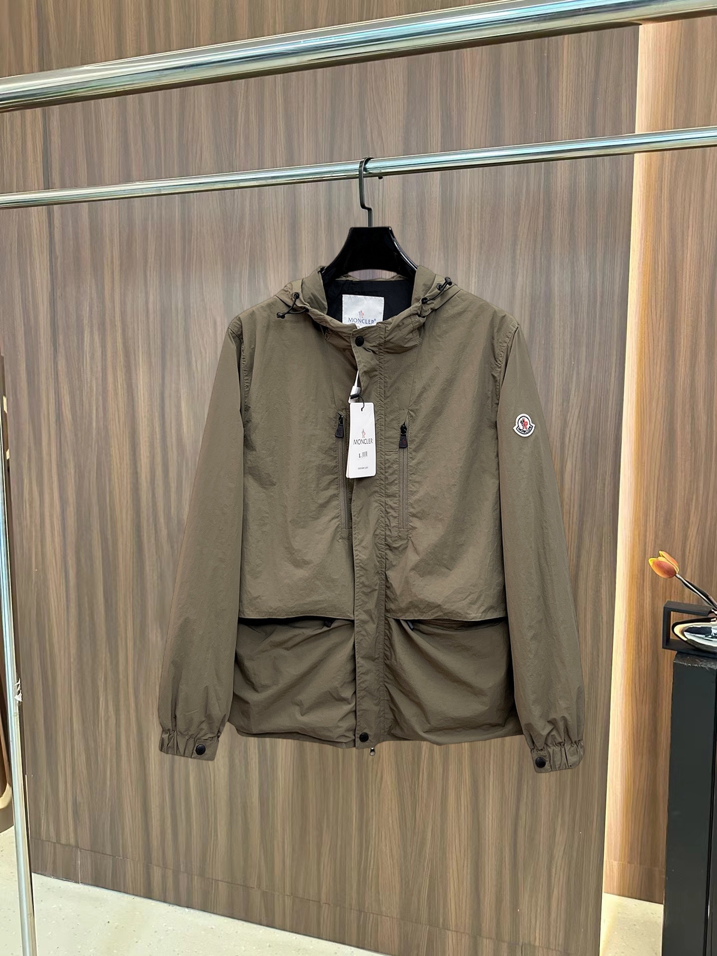 NO:745550,Mengkou 2026 new spring jacket, the new product on the show is in perfect condition, comfortable and warm, complete with three labels, full and attractive color, very outstanding design, easily upgrades the sense of fashion, the workmanship is extremely sophisticated and rigorous, and the wiring is neat and meticulous!  A masterpiece from a famous designer!  The upper body does not look bloated and is super handsome!  Available sizes M ~ 3XL,,Moncler,jackets & coats,jackets & coats,19860909蒙口 2026开春新款夹克外套,秀场新品品相非常完美,舒适保暖,三标齐全色泽饱满诱人,非常出彩的设计,轻松将时髦感进阶,做工极为考究严谨,走线工整细致！大牌设计师巨作！上身不显臃肿、超级帅气！现货码数M ～ 3XL,,Moncler,jackets & coats,jackets & coats,,Men's clothing