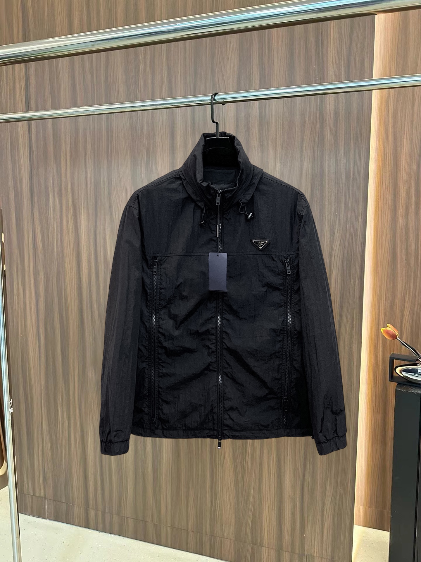 NO:745534,Prada's 2026 spring new jacket, the new product on the show is in perfect condition, comfortable and warm, complete with three labels, full of attractive colors, very outstanding design, easily upgrades the sense of fashion, extremely elegant and rigorous workmanship, neat and meticulous wiring!  A masterpiece from a famous designer!  The upper body does not look bloated and is super handsome!  Available sizes M ~ 3XL,,prada,jackets & coats,jackets & coats,19860909普拉达2026开春新款夹克外套,秀场新品品相非常完美,舒适保暖,三标齐全色泽饱满诱人,非常出彩的设计,轻松将时髦感进阶,做工极为考究严谨,走线工整细致！大牌设计师巨作！上身不显臃肿、超级帅气！现货码数M ～ 3XL,,prada,jackets & coats,jackets & coats,,Men's clothing