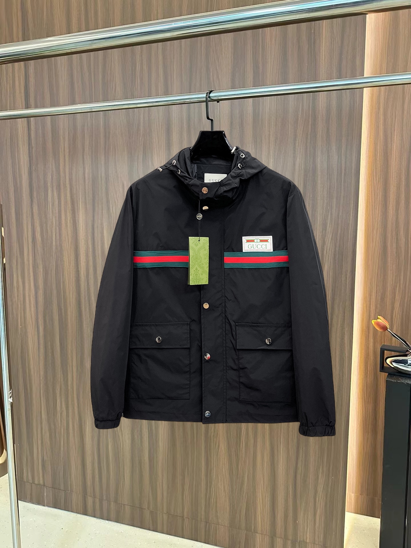 NO:745546,Gucci's 2026 spring new jacket, the new product on the show is in perfect condition, comfortable and warm, complete with three labels, full of attractive colors, very outstanding design, easily upgrades the fashion sense, extremely elegant and rigorous workmanship, neat and meticulous wiring!  A masterpiece from a famous designer!  The upper body does not look bloated and is super handsome!  Available sizes M ~ 3XL,,jackets & coats,jackets & coats,19860909古奇2026开春新款夹克外套,秀场新品品相非常完美,舒适保暖,三标齐全色泽饱满诱人,非常出彩的设计,轻松将时髦感进阶,做工极为考究严谨,走线工整细致！大牌设计师巨作！上身不显臃肿、超级帅气！现货码数M ～ 3XL,,jackets & coats,jackets & coats,,Men's clothing