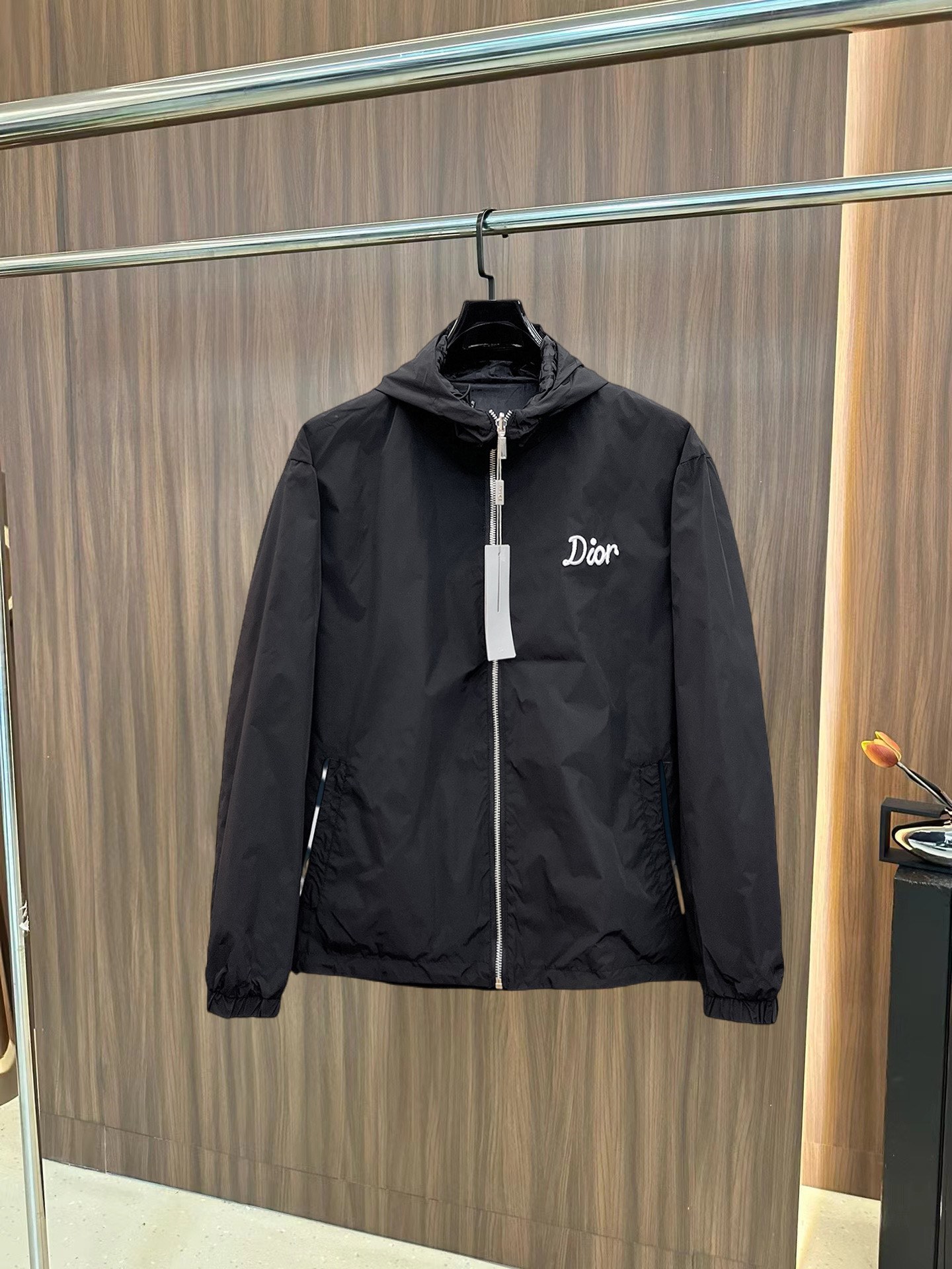 NO:745557,Dior double-wear, 2025 autumn new jacket, the new product on the show is in perfect condition, comfortable and warm, complete with three labels, full and attractive colors, very outstanding design, easily upgrades the fashion sense, extremely elegant and rigorous workmanship, neat and meticulous wiring!  A masterpiece from a famous designer!  The upper body does not look bloated and is super handsome!  Available sizes M ~ 3XL,,dior,jackets & coats,jackets & coats,19860909迪奥 双面穿,2025秋季新款夹克外套,秀场新品品相非常完美,舒适保暖,三标齐全色泽饱满诱人,非常出彩的设计,轻松将时髦感进阶,做工极为考究严谨,走线工整细致！大牌设计师巨作！上身不显臃肿、超级帅气！现货码数M ～ 3XL,,dior,jackets & coats,jackets & coats,,Men's clothing