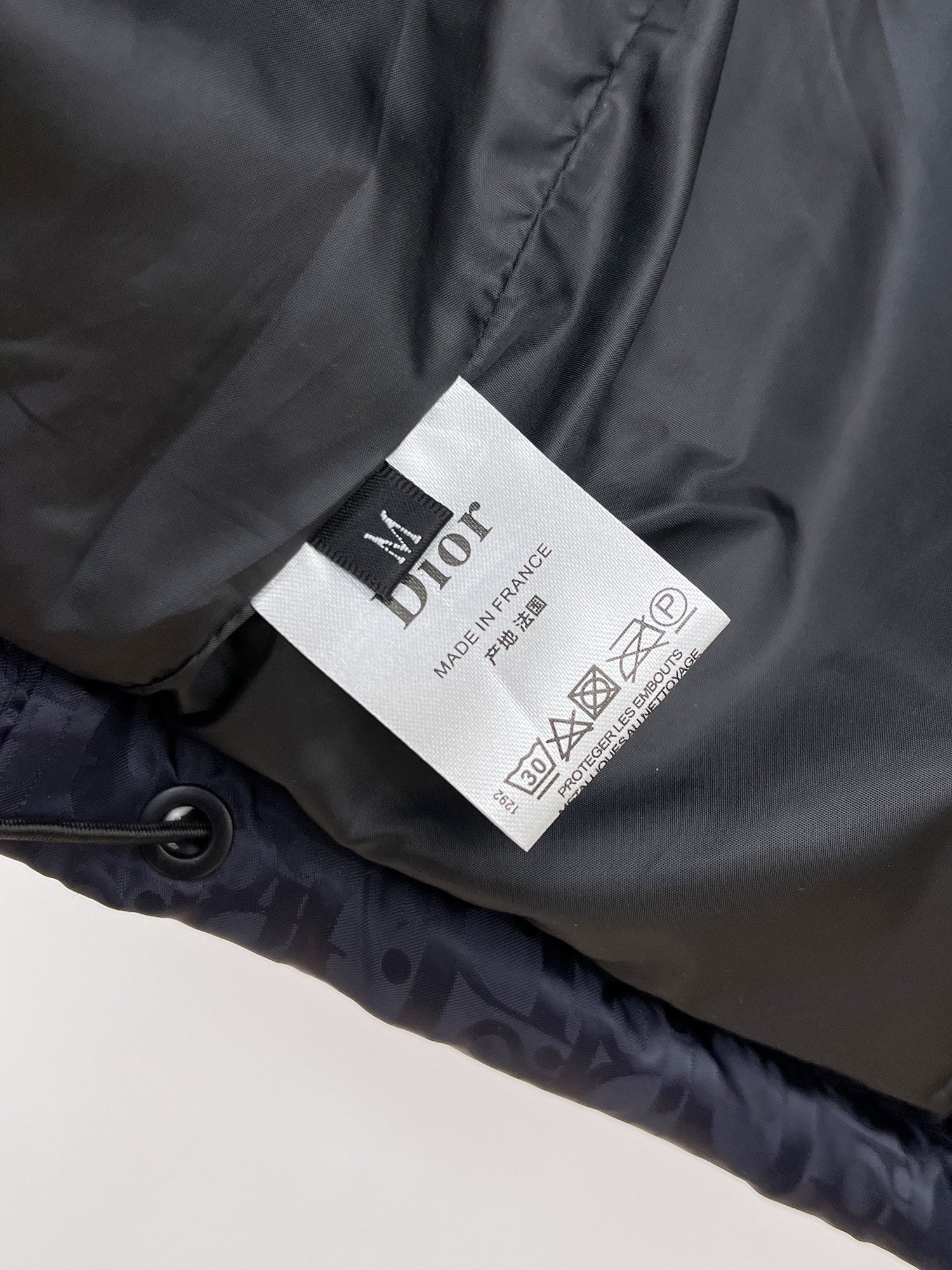 ， 迪奥 秋冬新款羽绒服。这款号称羽绒服届最贵的，带着经典的Logo组合搭配，第一眼看到就是满满的视觉冲