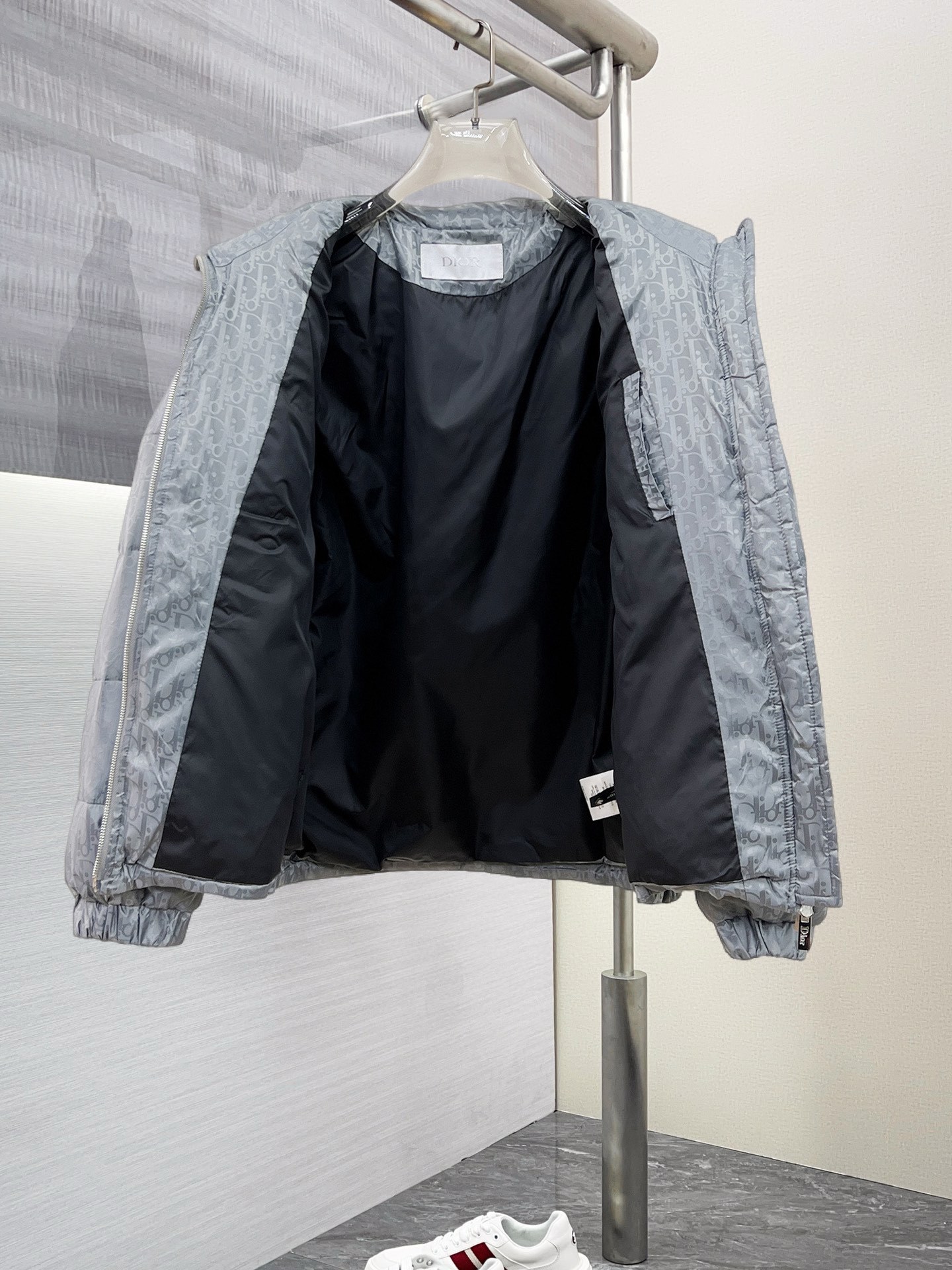 , 迪奥 秋冬新款羽绒服。这款号称羽绒服届最贵的,带着经典的Logo组合搭配,第一眼看到就是满满的视觉冲