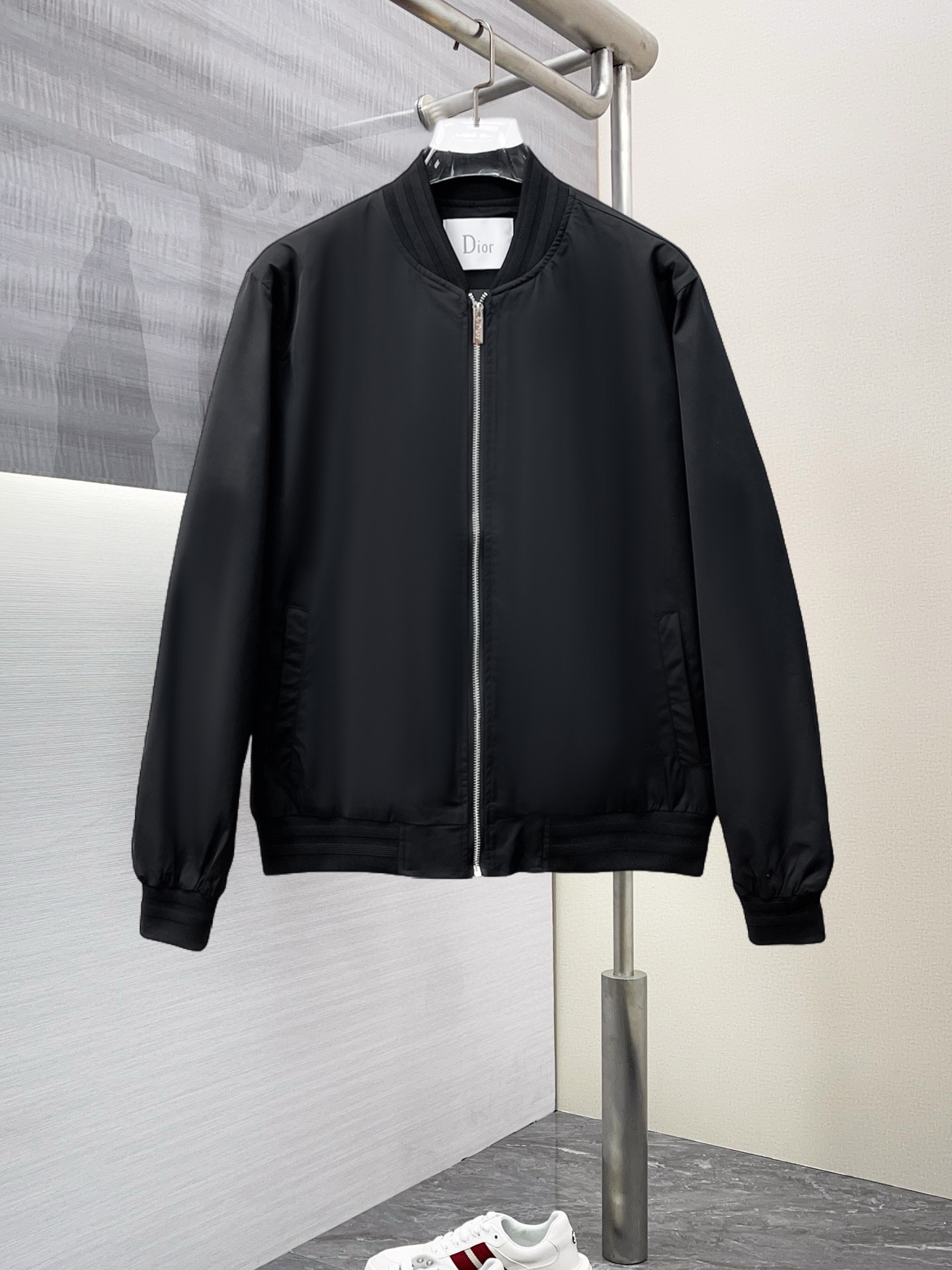 NO:125851,Dior 2025 Spring New Jacket Jacket, the new product on the show is perfect, comfortable and warm, the three standards are complete in color and full and attractive, and the very outstanding design easily advances the sense of fashion. The workmanship is extremely exquisite and rigorous, and the wiring is neat and meticulous!  A masterpiece of a big-name designer!  The upper body doesn't look bloated and super handsome!  Spot code M ~ XXXL,,dior,jackets & coats,jackets & coats,alexander wang19860909迪奥 2025开春新款夹克外套,秀场新品品相非常完美,舒适保暖,三标齐全色泽饱满诱人,非常出彩的设计,轻松将时髦感进阶,做工极为考究严谨,走线工整细致！大牌设计师巨作！上身不显臃肿、超级帅气！现货码数M ～ XXXL,,dior,jackets & coats,jackets & coats,alexander wang,Men's clothing