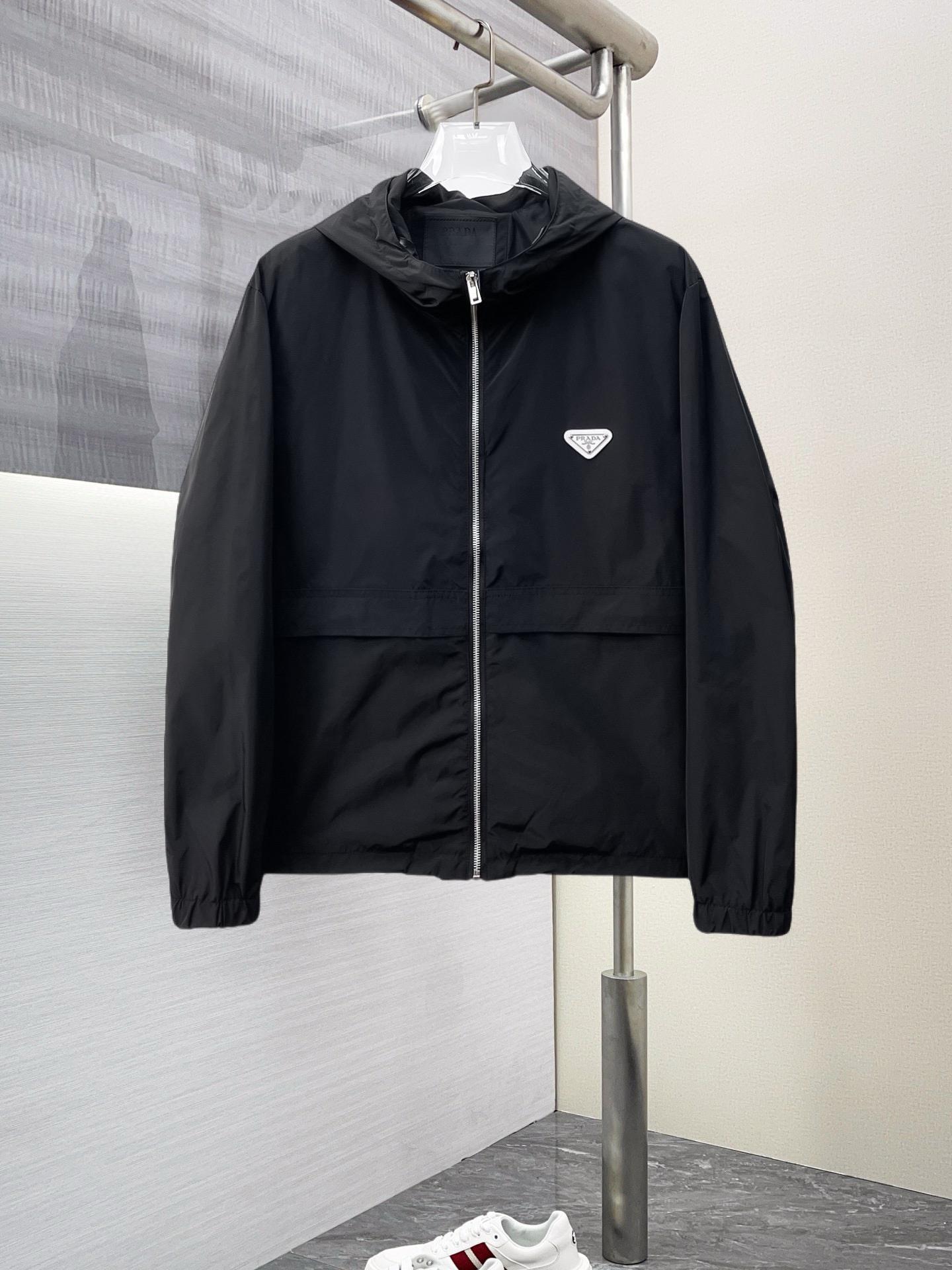 NO:125857,Prada 2025 Spring New Jacket Jacket, the new product on the show is perfect, comfortable and warm, the three standards are complete in color and full and attractive, and the very outstanding design easily advances the sense of fashion, the workmanship is extremely exquisite and rigorous, and the wiring is neat and meticulous!  A masterpiece of a big-name designer!  The upper body doesn't look bloated and super handsome!  Spot code M ~ XXXL,,prada,jackets & coats,jackets & coats,alexander wang19860909普拉达 2025开春新款夹克外套,秀场新品品相非常完美,舒适保暖,三标齐全色泽饱满诱人,非常出彩的设计,轻松将时髦感进阶,做工极为考究严谨,走线工整细致！大牌设计师巨作！上身不显臃肿、超级帅气！现货码数M ～ XXXL,,prada,jackets & coats,jackets & coats,alexander wang,Men's clothing