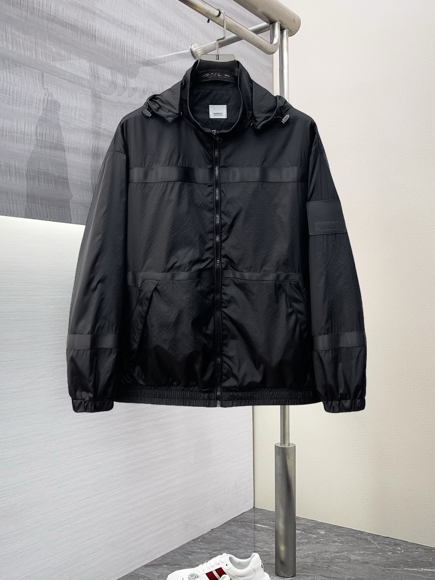 NO:125860,Burberry's new spring jacket 2025, the new product on the show is perfect, comfortable and warm, the three-standard complete colors and full and attractive, and the very outstanding design easily advances the sense of fashion. The workmanship is extremely exquisite and rigorous, and the wiring is neat and meticulous!  A masterpiece of a big-name designer!  The upper body doesn't look bloated and super handsome!  Spot code M ~ XXXL,,burberry,jackets & coats,jackets & coats,alexander wang19860909巴宝莉 2025开春新款夹克外套,秀场新品品相非常完美,舒适保暖,三标齐全色泽饱满诱人,非常出彩的设计,轻松将时髦感进阶,做工极为考究严谨,走线工整细致！大牌设计师巨作！上身不显臃肿、超级帅气！现货码数M ～ XXXL,,burberry,jackets & coats,jackets & coats,alexander wang,Men's clothing