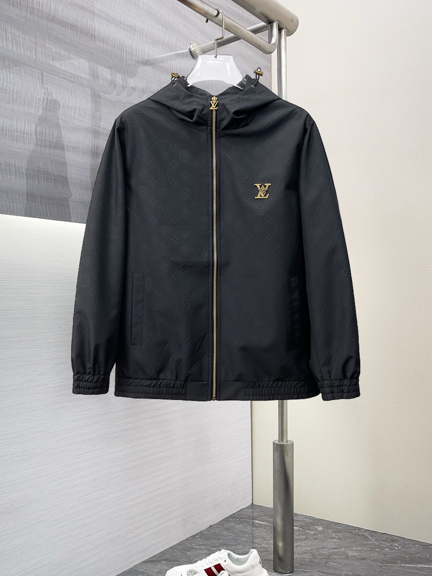 NO:125863,LV 2025 Spring New Jacket Jacket, the new product on the show is perfect, comfortable and warm, the three-standard complete colors and full and attractive, and the very outstanding design easily advances the sense of fashion. The workmanship is extremely exquisite and rigorous, and the wiring is neat and meticulous!  A masterpiece of a big-name designer!  The upper body doesn't look bloated and super handsome!  Spot code M ~ XXXL,,louis vuitton,jackets & coats,jackets & coats,alexander wang19860909LV 2025开春新款夹克外套,秀场新品品相非常完美,舒适保暖,三标齐全色泽饱满诱人,非常出彩的设计,轻松将时髦感进阶,做工极为考究严谨,走线工整细致！大牌设计师巨作！上身不显臃肿、超级帅气！现货码数M ～ XXXL,,louis vuitton,jackets & coats,jackets & coats,alexander wang,Men's clothing