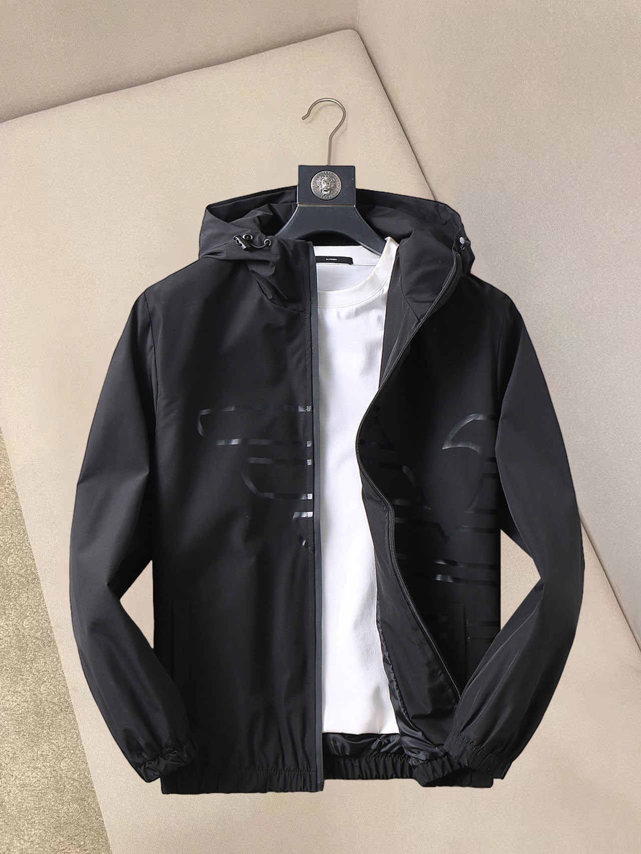 NO:132293,Armani Spring 2025 new jacket jacket, the new product on the show is perfect, comfortable and warm, the three-standard complete colors and full and attractive, and the very outstanding design easily advances the sense of fashion, the workmanship is extremely exquisite and rigorous, and the wiring is neat and meticulous!  A masterpiece of a big-name designer!  The upper body doesn't look bloated and super handsome!  Spot code M ~ XXXL,,armani,jackets & coats,jackets & coats,alexander wang19860909阿玛尼 2025春季新款夹克外套,秀场新品品相非常完美,舒适保暖,三标齐全色泽饱满诱人,非常出彩的设计,轻松将时髦感进阶,做工极为考究严谨,走线工整细致！大牌设计师巨作！上身不显臃肿、超级帅气！现货码数M ～ XXXL,,armani,jackets & coats,jackets & coats,alexander wang,Men's clothing