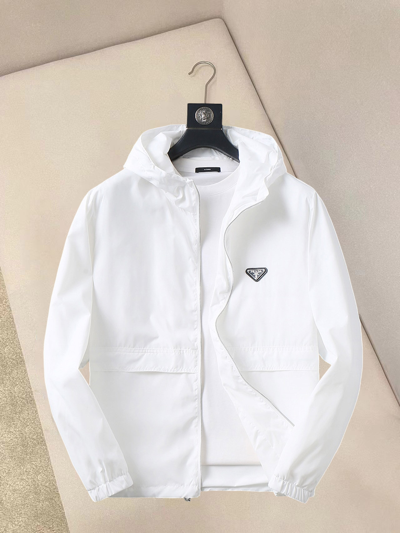 NO:132268,Prada's new spring jacket 2025, the new product on the show is perfect, comfortable and warm, the three-standard complete colors and full and attractive, and the very outstanding design easily advances the sense of fashion. The workmanship is extremely exquisite and rigorous, and the wiring is neat and meticulous!  A masterpiece of a big-name designer!  The upper body doesn't look bloated and super handsome!  Spot code M ~ XXXL,,prada,jackets & coats,jackets & coats,alexander wang19860909普拉达 2025春季新款夹克外套,秀场新品品相非常完美,舒适保暖,三标齐全色泽饱满诱人,非常出彩的设计,轻松将时髦感进阶,做工极为考究严谨,走线工整细致！大牌设计师巨作！上身不显臃肿、超级帅气！现货码数M ～ XXXL,,prada,jackets & coats,jackets & coats,alexander wang,Men's clothing