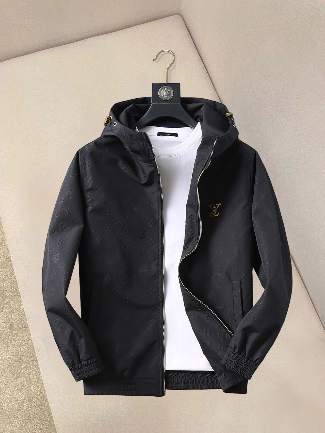 NO:132271,LV 2025 spring new jacket jacket, the new product on the show is perfect, comfortable and warm, the three standards are complete in color and full and attractive, and the very outstanding design easily advances the sense of fashion, the workmanship is extremely exquisite and rigorous, and the wiring is neat and meticulous!  A masterpiece of a big-name designer!  The upper body doesn't look bloated and super handsome!  Spot code M ~ XXXL,,louis vuitton,jackets & coats,jackets & coats,alexander wang19860909LV 2025春季新款夹克外套,秀场新品品相非常完美,舒适保暖,三标齐全色泽饱满诱人,非常出彩的设计,轻松将时髦感进阶,做工极为考究严谨,走线工整细致！大牌设计师巨作！上身不显臃肿、超级帅气！现货码数M ～ XXXL,,louis vuitton,jackets & coats,jackets & coats,alexander wang,Men's clothing