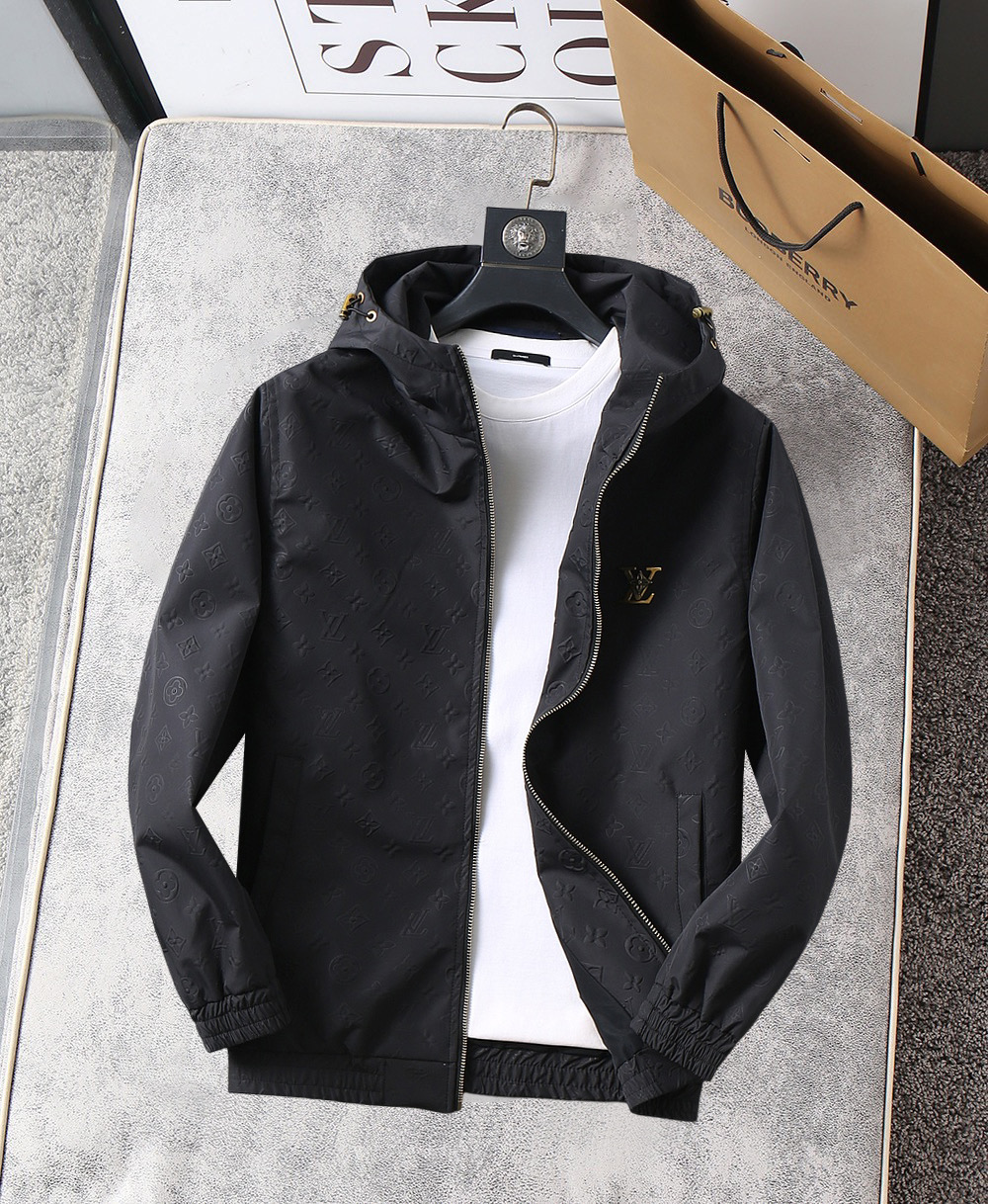 NO:115996,LV 2025 spring new jacket jacket, the new product on the show is perfect, comfortable and warm when worn on both sides, three-standard full color and attractive, and the very outstanding design easily advances the sense of fashion, the workmanship is extremely exquisite and rigorous, and the wiring is neat and meticulous!  A masterpiece of a big-name designer!  The upper body doesn't look bloated and super handsome!  Spot code M ~ XXXL,,louis vuitton,jackets & coats,jackets & coats,alexander wang19860909LV 2025春季新款夹克外套,秀场新品品相非常完美,双面穿舒适保暖,三标齐全色泽饱满诱人,非常出彩的设计,轻松将时髦感进阶,做工极为考究严谨,走线工整细致！大牌设计师巨作！上身不显臃肿、超级帅气！现货码数M ～ XXXL,,louis vuitton,jackets & coats,jackets & coats,alexander wang,Men's clothing