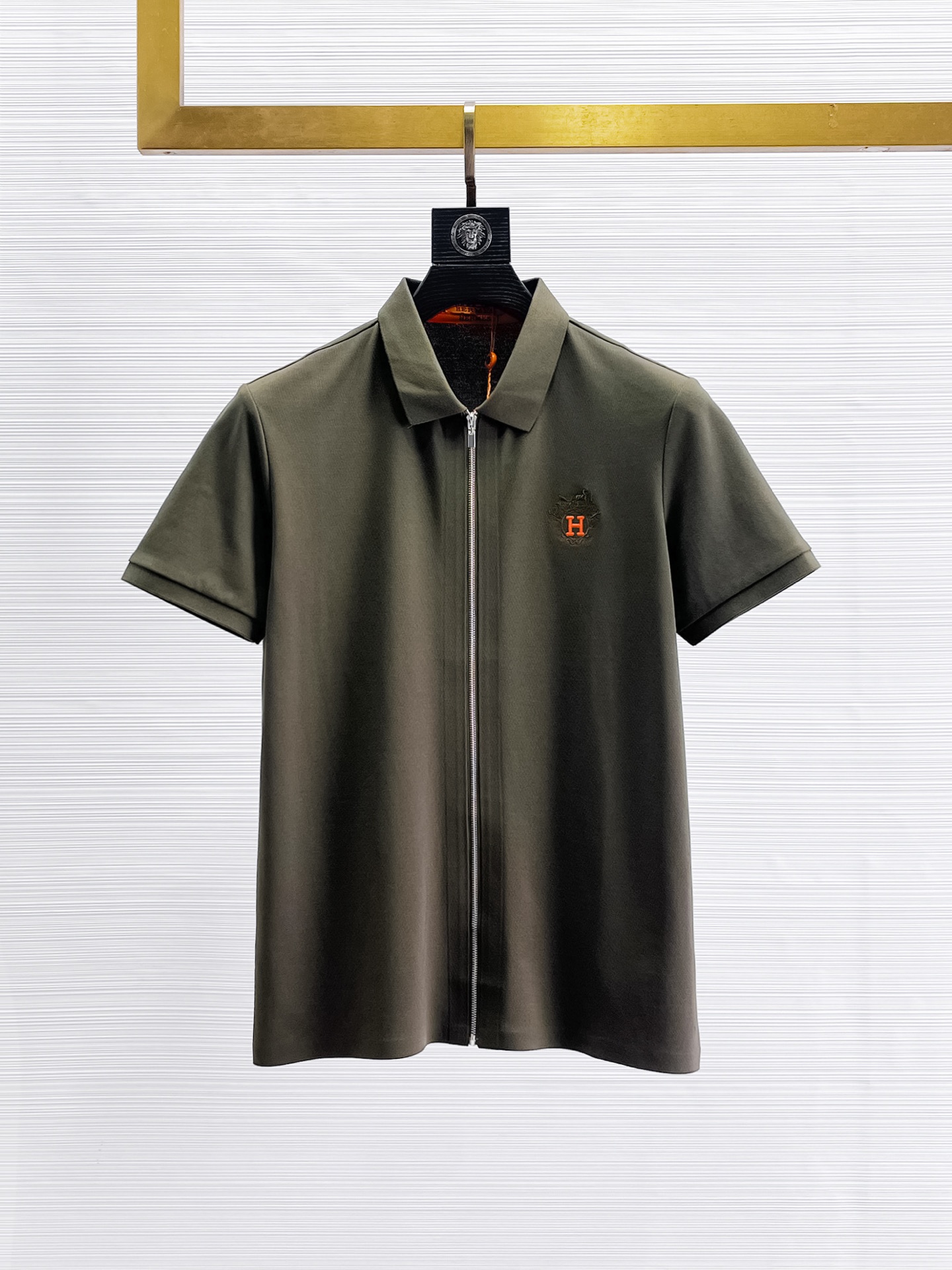 NO:509779,Hermes High-end Business White-collar workers are a must-have item for people in the unit!  Seal-free pressed glue ice silk casual business short-sleeved shirt, technological fabric, ice silk traceless, very good body feel, smooth feel and great texture!  Good elasticity, no sense of restraint, the fabric has its own breathable mesh, moisture absorption and sweating, quick drying and keeping it dry, small lapel placket-breasted design, showing a straight posture, not soft pedal, simple style, can be used for business and leisure, highly recommended!  High-elastic ice silk, the touch is as smooth as jade silk, clean and neat, and elegant and gentlemanly. The high-end materials are the key to the fabric, the quality control must be used. The feel is extremely delicate and smooth, the fabric has a good gloss and upper body skeleton feel, so we can greet mature and quality men's clothing!  Sweat in summer and dry in seconds, a brand new experience Business commuting and leisure M-4XL, hermes,shirts,T-shirt,alexander wang19860909爱马仕 高端商务 白领 单位人士必入单品！ 无痕压胶冰丝休闲商务短袖衬衫,科技面料,冰丝无痕,体感非常棒,手感顺滑质感很棒！弹性好,无任何束缚感,面料自带透气网孔,吸湿排汗,速干保持干爽,小翻领门襟排扣设计,展露挺拔姿态,不软踏,简约款式,商务休闲都可驾驭,强烈推荐！高弹冰丝,触感堪比玉蚕丝一样丝滑,干净利落,儒雅绅士风度.高级材质,重点就是面料上,品控的必上,手感极其细腻光滑,面料光泽感和上身骨架感好,打招成熟品质男装！夏天出汗秒干,全新体验 商务通勤休闲 M-4XL,,hermes,shirts,T-shirt,alexander wang,Men's clothing