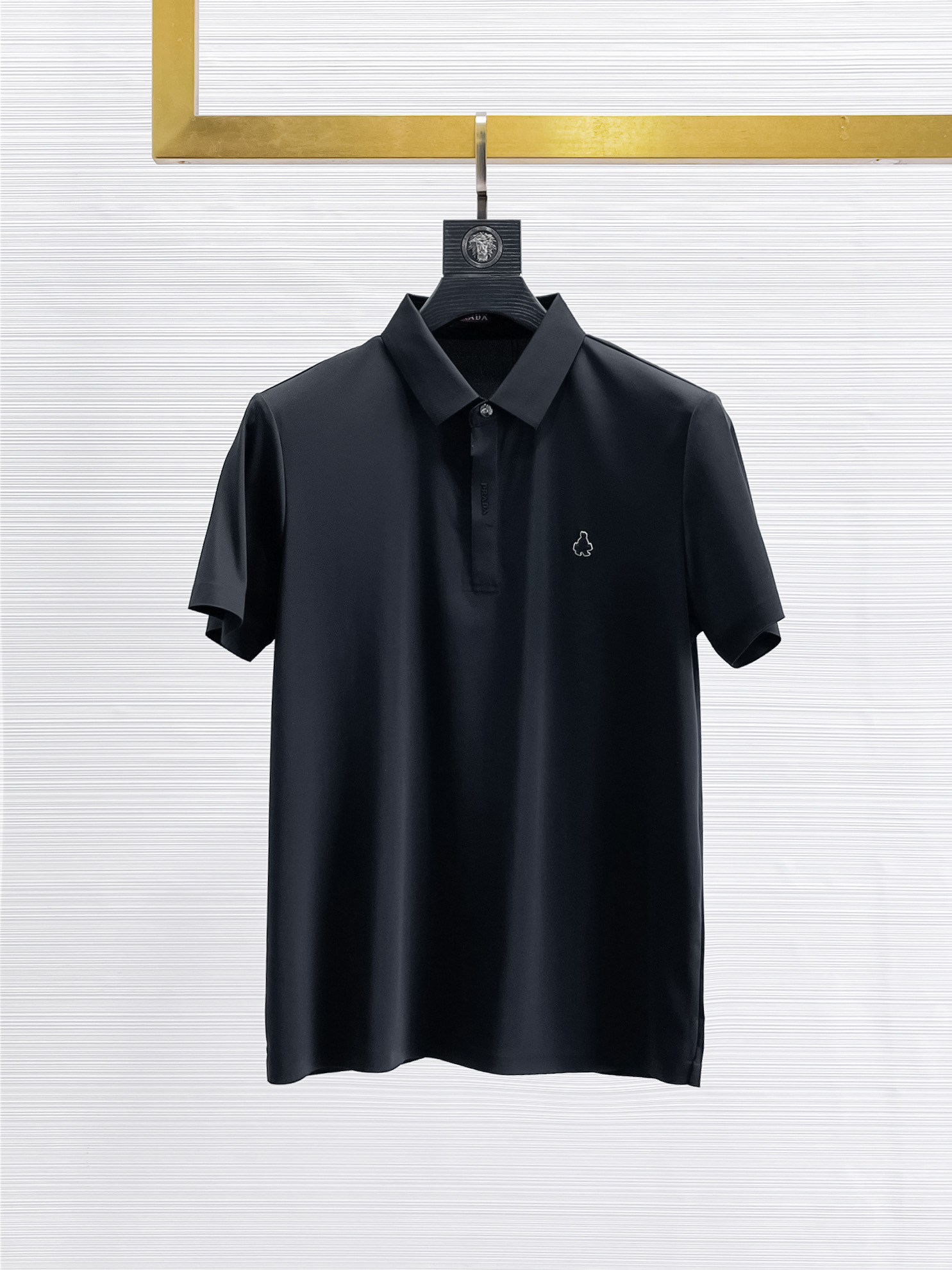 NO:509776,Prada High-end Business White-collar workers are a must-have item for individuals in the unit!  Seizure-free pressed gel ice silk casual business short-sleeved Polo, technology fabric, ice silk traceless, very good body feel, smooth feel and great texture!  Good elasticity, no sense of restraint, the fabric has its own breathable mesh, moisture absorption and sweating, quick drying and keeping it dry, small lapel placket-breasted design, showing a straight posture, not soft pedal, simple style, can be used for business and leisure, highly recommended!  High-elastic ice silk, the touch is as smooth as jade silk, clean and neat, and elegant and gentlemanly. The high-end materials are the key to the fabric, the quality control must be used. The feel is extremely delicate and smooth, the fabric has a good gloss and upper body skeleton feel, so we can greet mature and quality men's clothing!  Sweat in summer and dry in seconds, a brand new experience Business commuting and leisure M-4XL, prada, T-shirt, alexander wang19860909普拉达 高端商务 白领 单位人士必入单品！ 无痕压胶冰丝休闲商务短袖Polo,科技面料,冰丝无痕,体感非常棒,手感顺滑质感很棒！弹性好,无任何束缚感,面料自带透气网孔,吸湿排汗,速干保持干爽,小翻领门襟排扣设计,展露挺拔姿态,不软踏,简约款式,商务休闲都可驾驭,强烈推荐！高弹冰丝,触感堪比玉蚕丝一样丝滑,干净利落,儒雅绅士风度.高级材质,重点就是面料上,品控的必上,手感极其细腻光滑,面料光泽感和上身骨架感好,打招成熟品质男装！夏天出汗秒干,全新体验 商务通勤休闲 M-4XL,,prada,T-shirt,alexander wang,Men's clothing