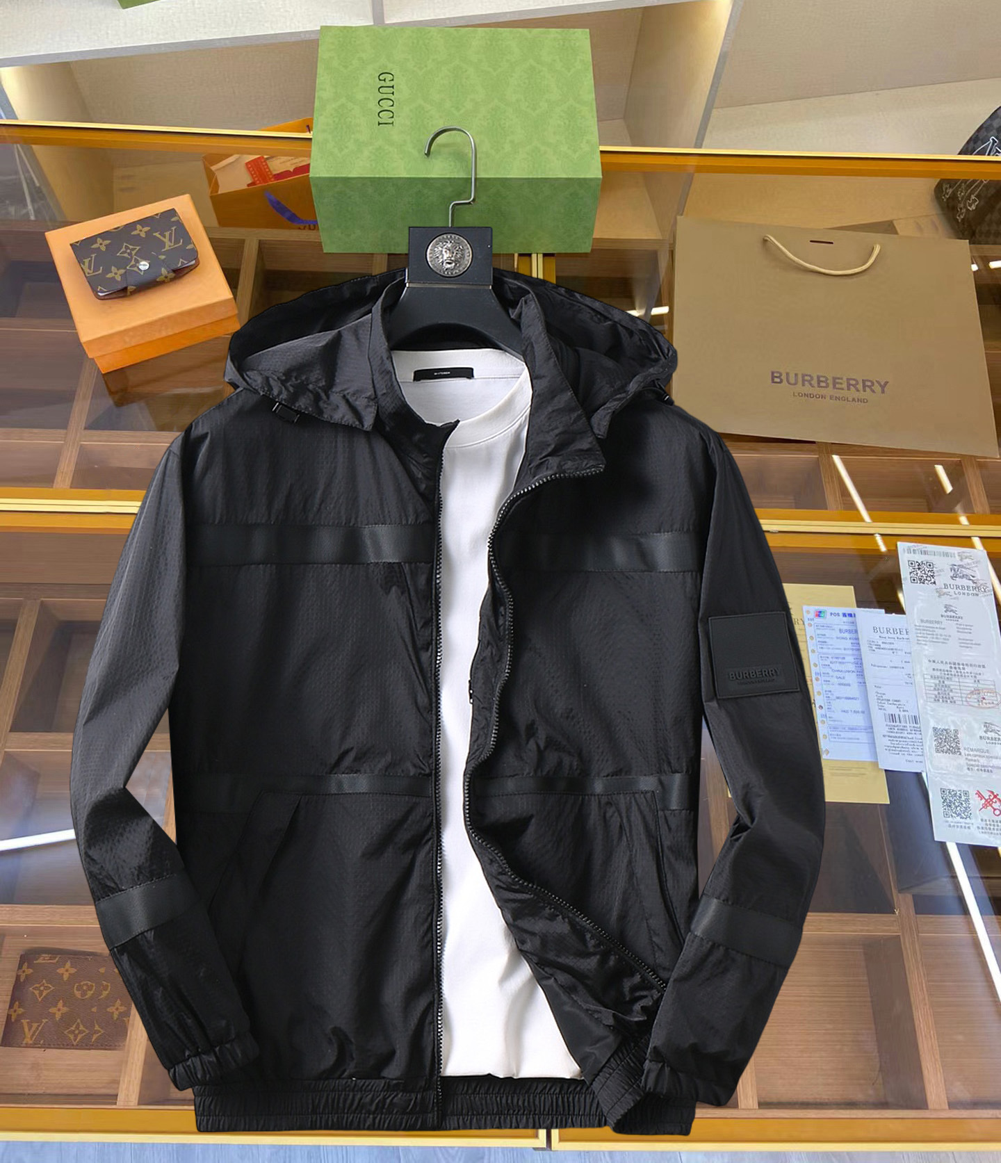 NO:119290,Burberry 2025 Spring Counter New Casual Fashion Jacket Jacket Super Avant-garde Design Style Delicate and Comfortable It is very light and not easy to wrinkle. Multiple craftsmanship The overall design is quite visual, the upper body is casual and stylish, with a certain degree of clarity, and it is definitely recommended to be at the most cutting-edge fashion temperament. It is a must-have for urban casualness. Size M-XXXL, ,burberry, jackets & coats, jackets & coats, alexander wang19860909巴宝莉 2025开春专柜新款休闲时尚夹克外套 超前卫设计风格 细腻舒适 穿着非常轻便不易起皱.多重重工艺 整体的设计颇具视觉感,上身休闲有型,有一定的挺括度,绝对走在时尚最尖端的气质感推荐,都市休闲必备.尺码 M-XXXL,,burberry,jackets & coats,jackets & coats,alexander wang,Men's clothing