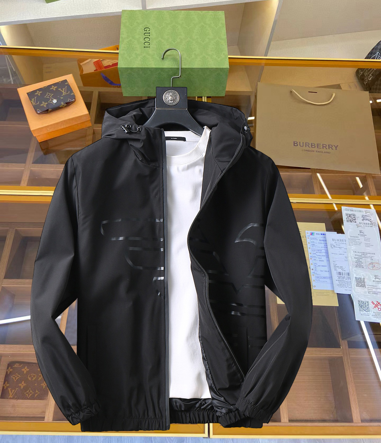 NO:119293,Armani 2025 Spring Counter New Casual Fashion Jacket Jacket Super Avant-garde Design Style Delicate and Comfortable It is very light and not easy to wrinkle. Multiple craftsmanship The overall design is quite visual, the upper body is casual and stylish, with a certain degree of clarity, and it is definitely recommended to be at the most cutting-edge fashion temperament. It is a must-have for urban casualness. Size M-XXXL,,armani, jackets & coats, jackets & coats, alexander wang19860909阿玛尼 2025开春专柜新款休闲时尚夹克外套 超前卫设计风格 细腻舒适 穿着非常轻便不易起皱.多重重工艺 整体的设计颇具视觉感,上身休闲有型,有一定的挺括度,绝对走在时尚最尖端的气质感推荐,都市休闲必备.尺码 M-XXXL,,armani,jackets & coats,jackets & coats,alexander wang,Men's clothing