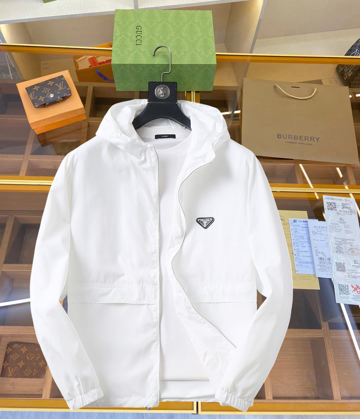 NO:119298,Prada 2025 Spring Counter New casual and fashionable jacket, super avant-garde design style, delicate and comfortable, very light and not easy to wrinkle. Multiple craftsmanship The overall design is quite visual, the upper body is casual and stylish, with a certain degree of clarity, absolutely recommended to be at the most cutting-edge fashion temperament, a must-have for urban casualness. Size M-XXXL,,prada, jackets & coats, jackets & coats, alexander wang19860909普拉达 2025开春专柜新款休闲时尚夹克外套 超前卫设计风格 细腻舒适 穿着非常轻便不易起皱.多重重工艺 整体的设计颇具视觉感,上身休闲有型,有一定的挺括度,绝对走在时尚最尖端的气质感推荐,都市休闲必备.尺码 M-XXXL,,prada,jackets & coats,jackets & coats,alexander wang,Men's clothing