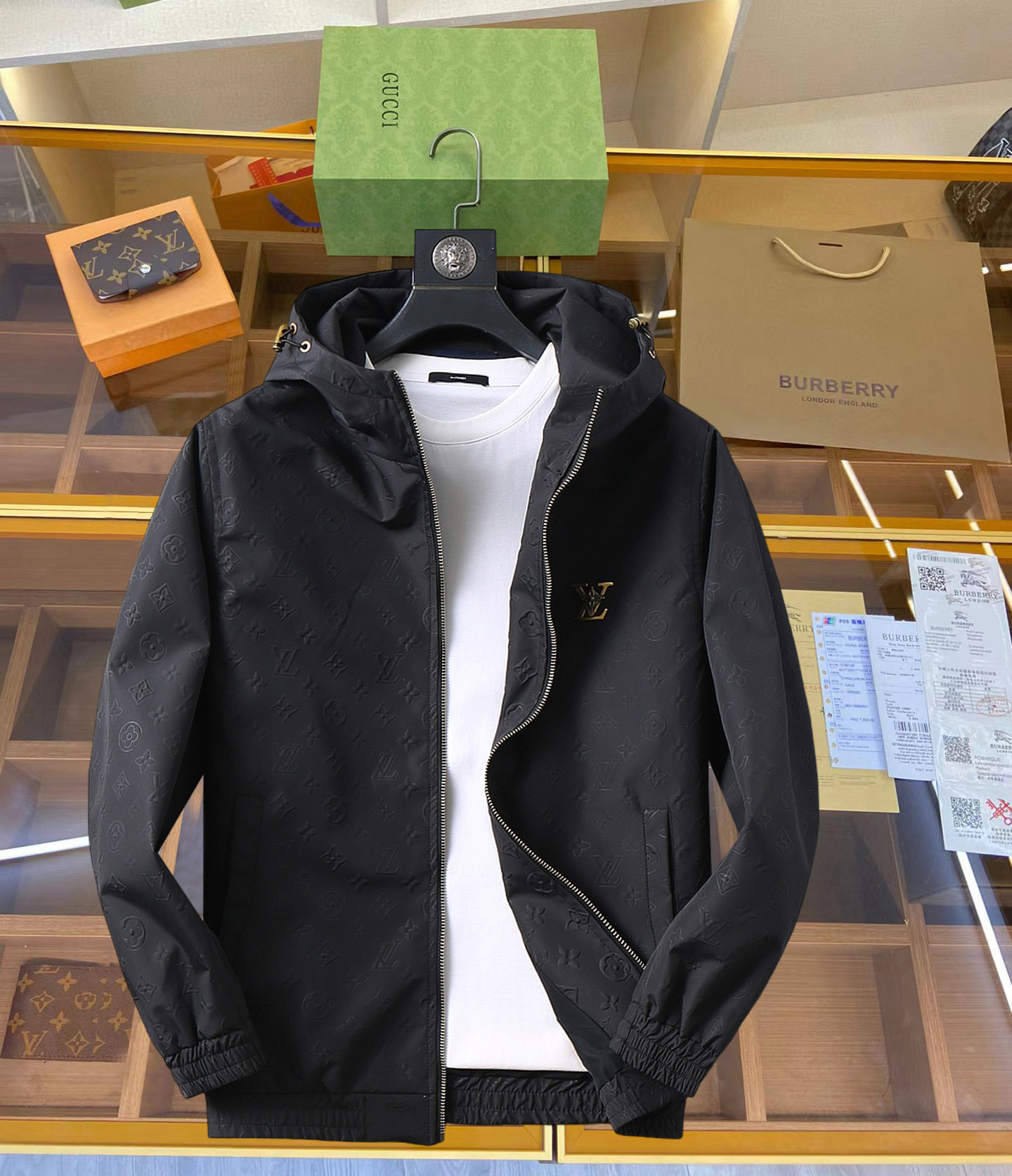 NO:119300,LV 2025 Spring Counter New Casual Fashion Jacket Jacket Super Avant-garde Design Style Delicate and Comfortable Wear Very Lightweight and Not Wrinkled. Multiple Craftsmanship The overall design is quite visual, the upper body is casual and stylish, with a certain degree of clarity, and it is definitely recommended to be at the most cutting-edge fashion temperament. It is a must-have for urban casualness. Size M-XXXL,,louis vuitton, jackets & coats, jackets & coats, alexander wang19860909LV 2025开春专柜新款休闲时尚夹克外套 超前卫设计风格 细腻舒适 穿着非常轻便不易起皱.多重重工艺 整体的设计颇具视觉感,上身休闲有型,有一定的挺括度,绝对走在时尚最尖端的气质感推荐,都市休闲必备.尺码 M-XXXL,,louis vuitton,jackets & coats,jackets & coats,alexander wang,Men's clothing