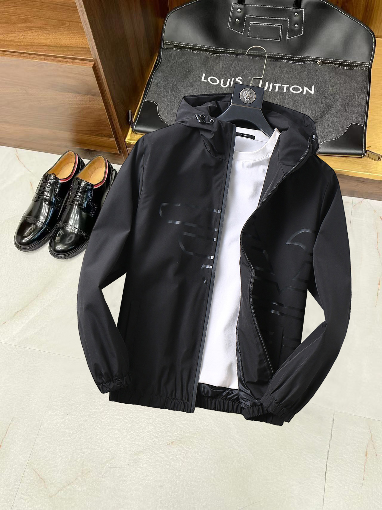 NO:134920,Armani New spring jacket, the new product on the show is perfect, comfortable and warm, the three-standard complete colors and full and attractive, and the very outstanding design easily advances the sense of fashion. The workmanship is extremely exquisite and rigorous, and the wiring is neat and meticulous!  A masterpiece of a big-name designer!  The upper body doesn't look bloated and super handsome!  Spot code M ~ XXXL,,armani,jackets & coats,jackets & coats,alexander wang19860909阿玛尼 开春新款夹克外套,秀场新品品相非常完美,舒适保暖,三标齐全色泽饱满诱人,非常出彩的设计,轻松将时髦感进阶,做工极为考究严谨,走线工整细致！大牌设计师巨作！上身不显臃肿、超级帅气！现货码数M ～ XXXL,,armani,jackets & coats,jackets & coats,alexander wang,Men's clothing