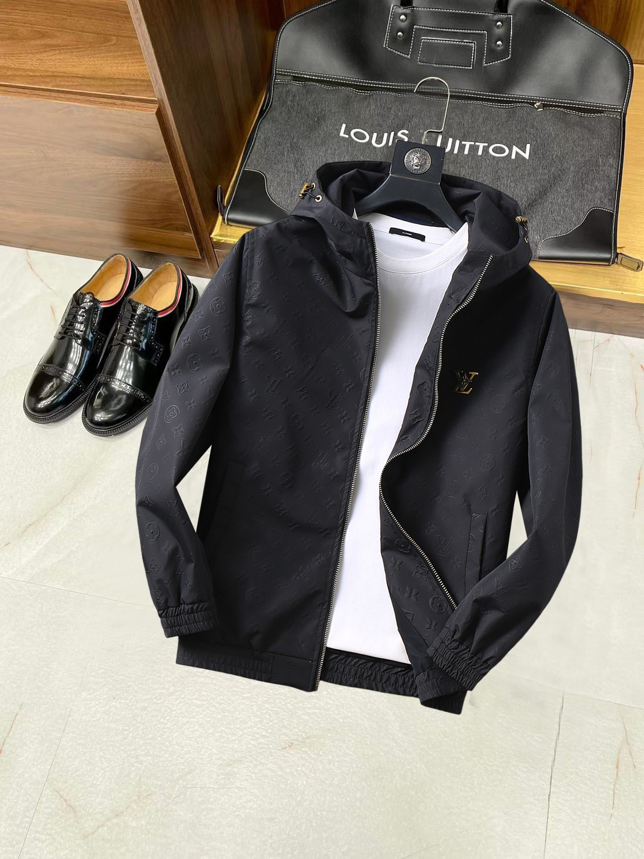 NO:134959,LV New spring jacket, the new product on the show is perfect, comfortable and warm, the three-standard complete colors and full and attractive, and the very outstanding design easily advances the sense of fashion. The workmanship is extremely exquisite and rigorous, and the wiring is neat and meticulous!  A masterpiece of a big-name designer!  The upper body doesn't look bloated and super handsome!  Spot code M ~ XXXL,,louis vuitton,jackets & coats,jackets & coats,alexander wang19860909LV 开春新款夹克外套,秀场新品品相非常完美,舒适保暖,三标齐全色泽饱满诱人,非常出彩的设计,轻松将时髦感进阶,做工极为考究严谨,走线工整细致！大牌设计师巨作！上身不显臃肿、超级帅气！现货码数M ～ XXXL,,louis vuitton,jackets & coats,jackets & coats,alexander wang,Men's clothing