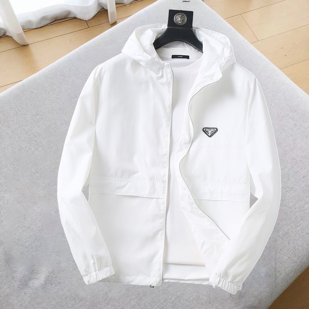 NO:124404,Prada 2025 Spring New Jacket Jacket, the new product on the show is perfect, comfortable and warm, the three standards are complete in color and full and attractive, and the very outstanding design easily advances the sense of fashion, the workmanship is extremely exquisite and rigorous, and the wiring is neat and meticulous!  A masterpiece of a big-name designer!  The upper body doesn't look bloated and super handsome!  Spot code M ~ XXXL,,prada,jackets & coats,jackets & coats,alexander wang19860909普拉达 2025开春新款夹克外套,秀场新品品相非常完美,舒适保暖,三标齐全色泽饱满诱人,非常出彩的设计,轻松将时髦感进阶,做工极为考究严谨,走线工整细致！大牌设计师巨作！上身不显臃肿、超级帅气！现货码数M ～ XXXL,,prada,jackets & coats,jackets & coats,alexander wang,Men's clothing