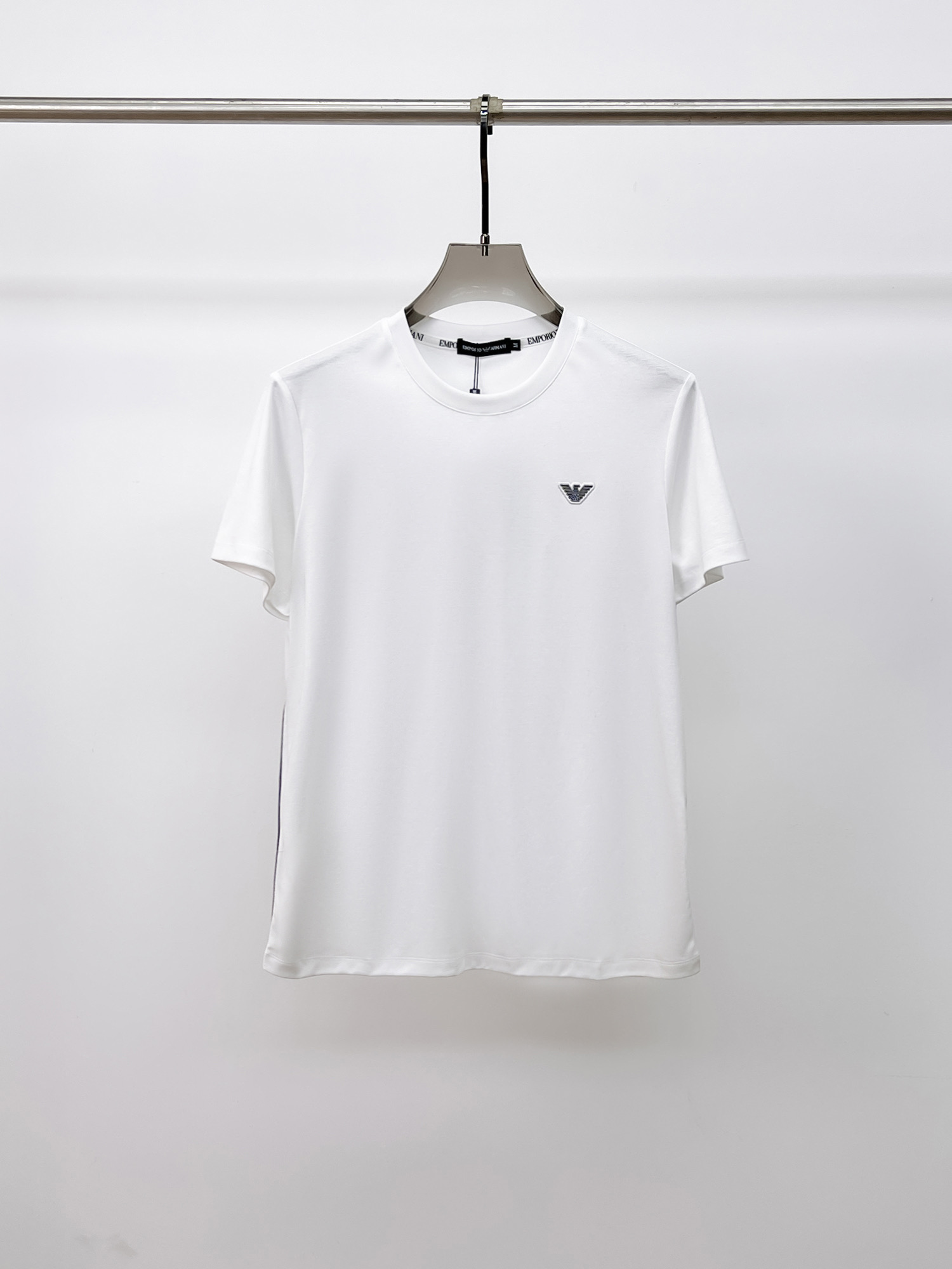 NO:133348,Armani's new spring and summer 2025 new styles in the first counter, the latest short-sleeved round-neck T-shirt, high-end customization, avant-garde and fashionable design!  Brand logo heavy craft design, high-end customized double mercerized fabric, soft feel, comfortable to wear, exquisite counter-level car line, fine workmanship, invincible and handsome upper body effect!  A must-have item for handsome men!  Gospel of Fatty--- Code number M-4XL (maximum 4XL wearable kilogram), Armani, T-shirt,tees, t-shirt,alexander wang19860909阿玛尼 2025春夏新款首发专柜最新款短袖圆领T恤 高端订制 设计前卫时尚！品牌logo重工艺设计 高端定制双丝光面料.手感柔软.穿着舒适.专柜级别精致车线.做工精细.上身效果无敌帅气！型男必备单品！胖子福音-- 码数 M-4XL(最大4XL可穿斤),,armani,T-shirt,tees，t-shirt,alexander wang,Men's clothing