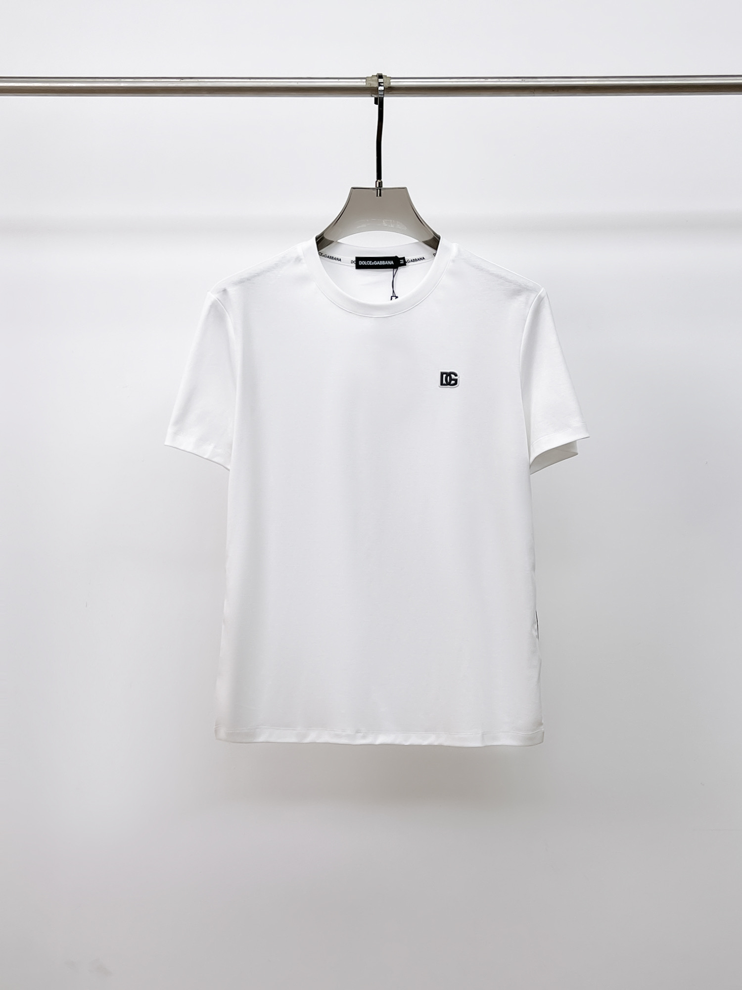 NO:133390,DG 2025 spring and summer new style first-time counter latest short-sleeved round-neck T-shirt, high-end customization, avant-garde and fashionable design!  Brand logo heavy craft design, high-end customized double mercerized fabric, soft feel, comfortable to wear, exquisite counter-level car line, fine workmanship, invincible and handsome upper body effect!  A must-have item for handsome men!  Fatty Gospel-- Code Number M-4XL (maximum 4XL can wear 210 catties), Dolce & Gabbana, T-shirt, tees, t-shirt, alexander wang19860909DG 2025春夏新款首发专柜最新款短袖圆领T恤 高端订制 设计前卫时尚！品牌logo重工艺设计 高端定制双丝光面料.手感柔软.穿着舒适.专柜级别精致车线.做工精细.上身效果无敌帅气！型男必备单品！胖子福音-- 码数 M-4XL(最大4XL可穿210斤),,Dolce&Gabbana,T-shirt,tees，t-shirt,alexander wang,Men's clothing