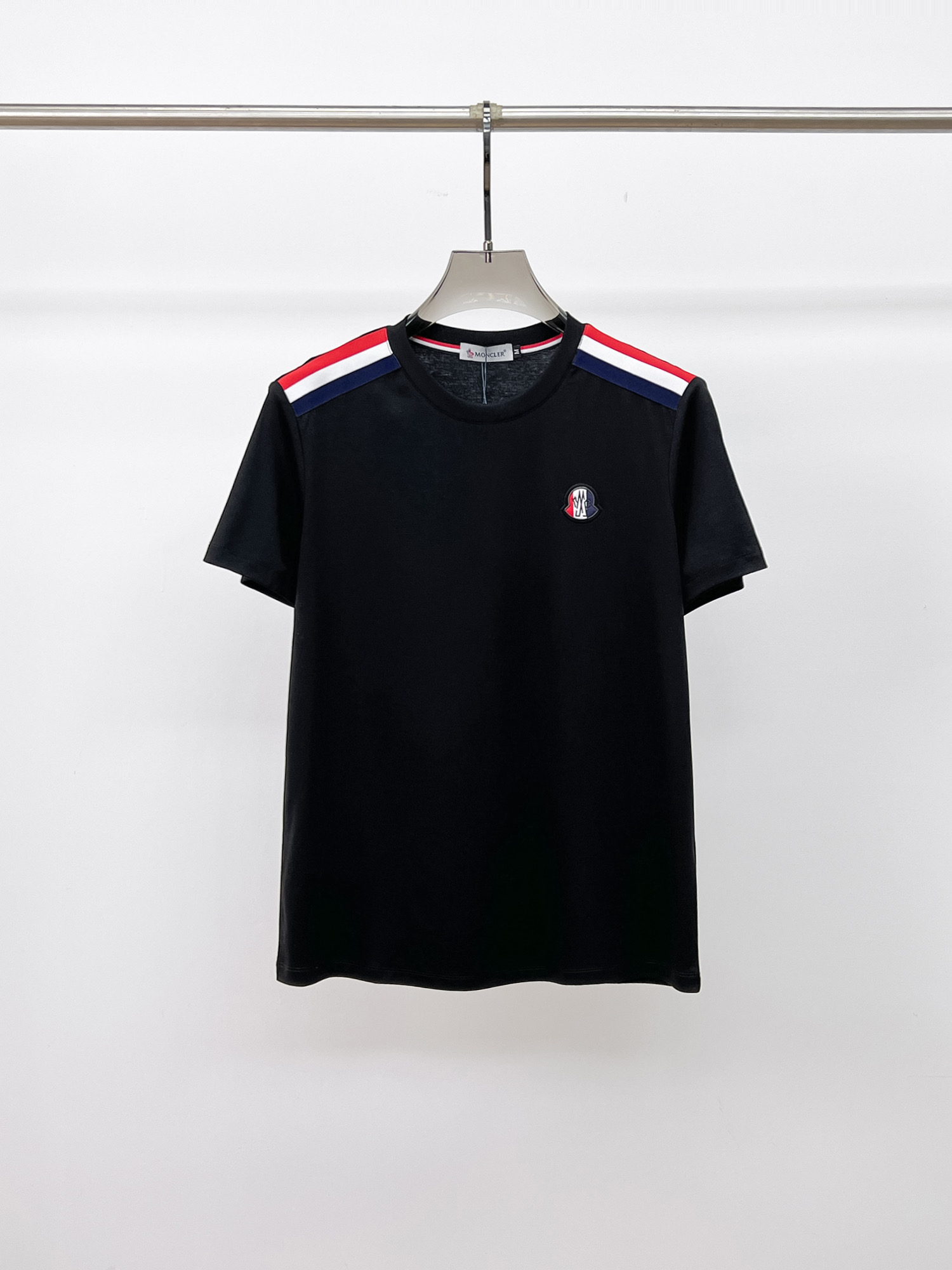 NO:133392,The new spring and summer 2025 new spring and summer first-time counter latest short-sleeved round-neck T-shirt, high-end customization, avant-garde and fashionable design!  Brand logo heavy craft design, high-end customized double mercerized fabric, soft feel, comfortable to wear, exquisite counter-level car line, fine workmanship, invincible and handsome upper body effect!  A must-have item for handsome men!  Fatty Gospel-- Code Number M-4XL (maximum 4XL can wear 210 catties), Moncler, T-shirt,tees, t-shirt,alexander wang19860909蒙口 2025春夏新款首发专柜最新款短袖圆领T恤 高端订制 设计前卫时尚！品牌logo重工艺设计 高端定制双丝光面料.手感柔软.穿着舒适.专柜级别精致车线.做工精细.上身效果无敌帅气！型男必备单品！胖子福音-- 码数 M-4XL(最大4XL可穿210斤),,Moncler,T-shirt,tees，t-shirt,alexander wang,Men's clothing