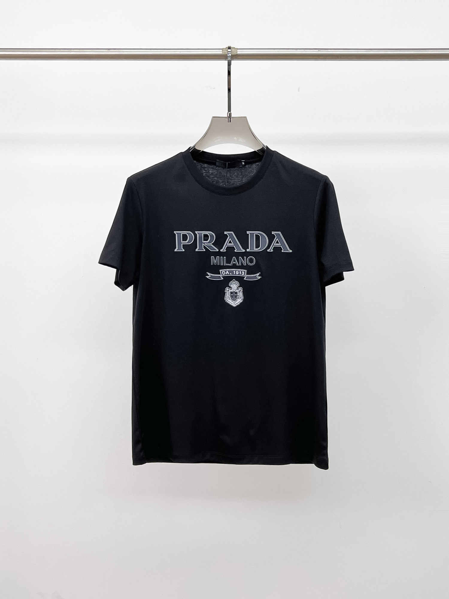 NO:133384,Prada's new spring and summer new style first-time counter latest short-sleeved round-neck T-shirt, high-end customization, avant-garde and fashionable design!  Brand logo heavy craft design, high-end customized double mercerized fabric, soft feel, comfortable to wear, exquisite counter-level car line, fine workmanship, invincible and handsome upper body effect!  A must-have item for handsome men!  Fatty Gospel-- Code Number M-4XL (maximum 4XL can wear 210 catties), prada, T-shirt,tees, t-shirt,alexander wang19860909普拉达 2025春夏新款首发专柜最新款短袖圆领T恤 高端订制 设计前卫时尚！品牌logo重工艺设计 高端定制双丝光面料.手感柔软.穿着舒适.专柜级别精致车线.做工精细.上身效果无敌帅气！型男必备单品！胖子福音-- 码数 M-4XL(最大4XL可穿210斤),,prada,T-shirt,tees，t-shirt,alexander wang,Men's clothing