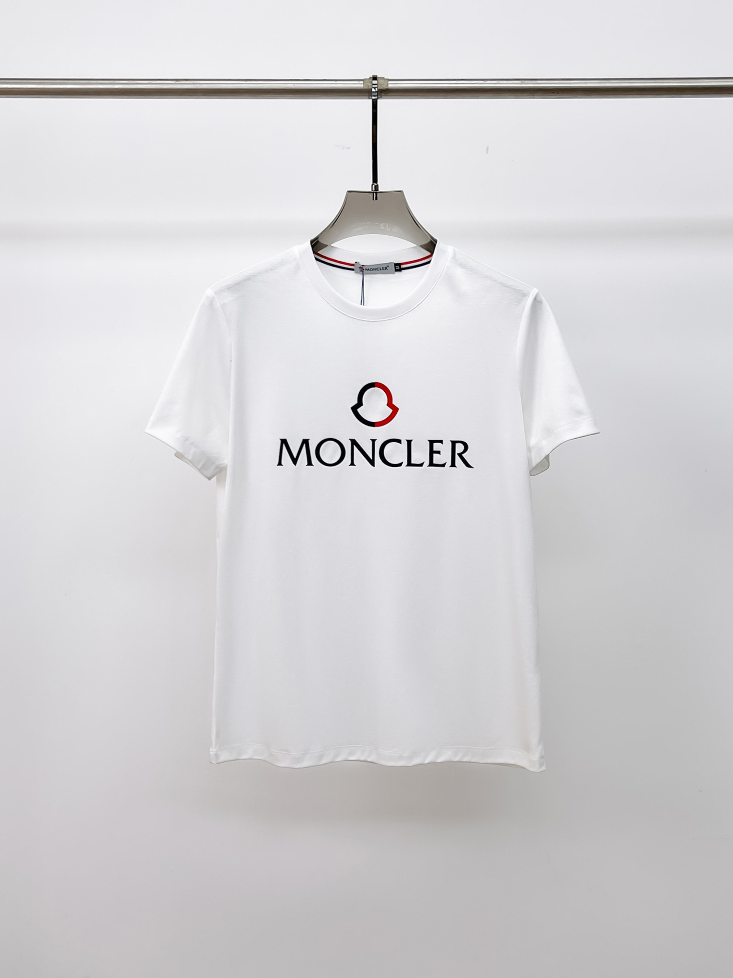 NO:133378,The new spring and summer 2025 new spring and summer first-time counter latest short-sleeved round-neck T-shirt, high-end customization, avant-garde and fashionable design!  Brand logo heavy craft design, high-end customized double mercerized fabric, soft feel, comfortable to wear, exquisite counter-level car line, fine workmanship, invincible and handsome upper body effect!  A must-have item for handsome men!  Fatty Gospel-- Code Number M-4XL (maximum 4XL can wear 210 catties), Moncler, T-shirt,tees, t-shirt,alexander wang19860909蒙口 2025春夏新款首发专柜最新款短袖圆领T恤 高端订制 设计前卫时尚！品牌logo重工艺设计 高端定制双丝光面料.手感柔软.穿着舒适.专柜级别精致车线.做工精细.上身效果无敌帅气！型男必备单品！胖子福音-- 码数 M-4XL(最大4XL可穿210斤),,Moncler,T-shirt,tees，t-shirt,alexander wang,Men's clothing