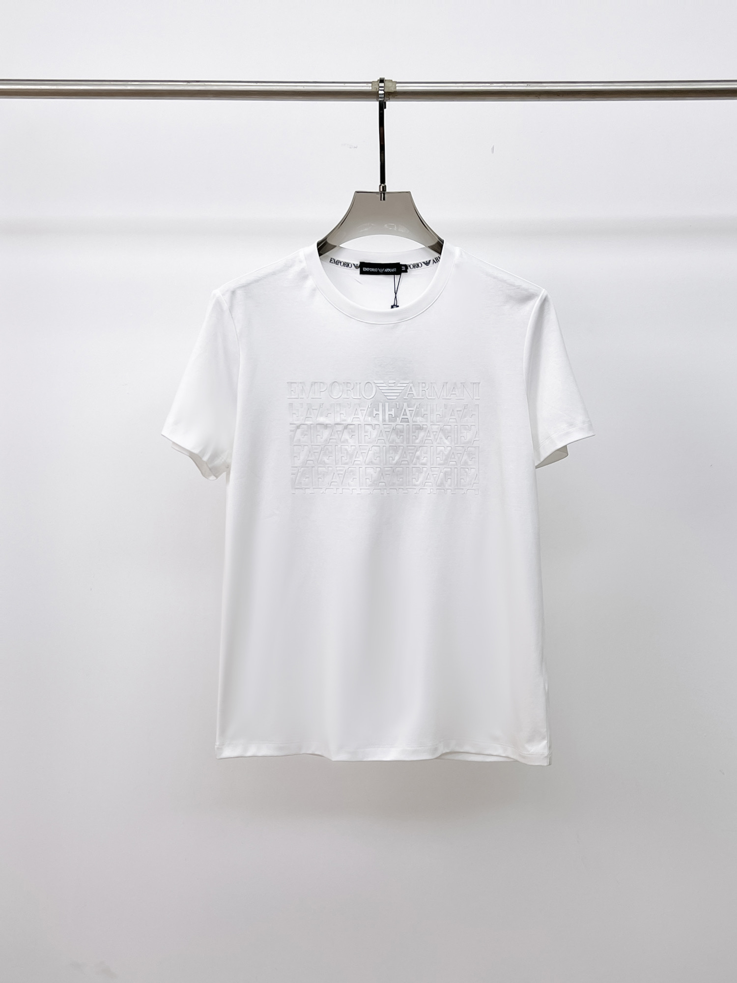 NO:133382,Armani's new spring and summer 2025 new styles in the first counter, the latest short-sleeved round-neck T-shirt, high-end customization, avant-garde and fashionable design!  Brand logo heavy craft design, high-end customized double mercerized fabric, soft feel, comfortable to wear, exquisite counter-level car line, fine workmanship, invincible and handsome upper body effect!  A must-have item for handsome men!  Fatty Gospel-- Code Number M-4XL (maximum 4XL can wear 210 catties), Armani, T-shirt,tees, t-shirt,alexander wang19860909阿玛尼 2025春夏新款首发专柜最新款短袖圆领T恤 高端订制 设计前卫时尚！品牌logo重工艺设计 高端定制双丝光面料.手感柔软.穿着舒适.专柜级别精致车线.做工精细.上身效果无敌帅气！型男必备单品！胖子福音-- 码数 M-4XL(最大4XL可穿210斤),,armani,T-shirt,tees，t-shirt,alexander wang,Men's clothing