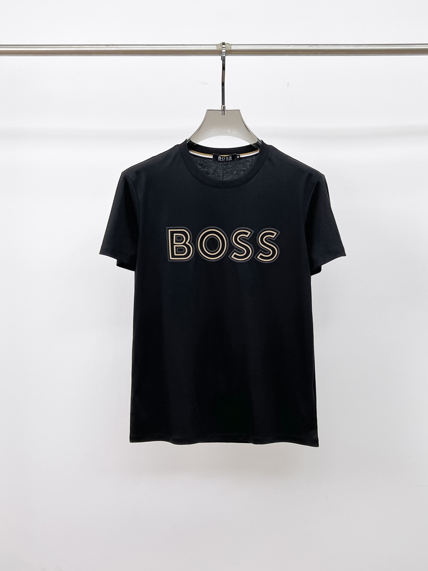 NO:133376,BOSS 2025 spring and summer new style first-time counter latest short-sleeved round-neck T-shirt, high-end customization, avant-garde and fashionable design!  Brand logo heavy craft design, high-end customized double mercerized fabric, soft feel, comfortable to wear, exquisite counter-level car line, fine workmanship, invincible and handsome upper body effect!  A must-have item for handsome men!  Fatty Gospel-- Code Number M-4XL (maximum 4XL can wear 210 catties), T-shirt,tees, t-shirt,alexander wang19860909BOSS 2025春夏新款首发专柜最新款短袖圆领T恤 高端订制 设计前卫时尚！品牌logo重工艺设计 高端定制双丝光面料.手感柔软.穿着舒适.专柜级别精致车线.做工精细.上身效果无敌帅气！型男必备单品！胖子福音-- 码数 M-4XL(最大4XL可穿210斤),,T-shirt,tees，t-shirt,alexander wang,Men's clothing