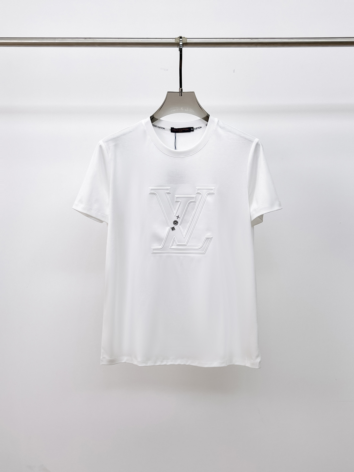 NO:133393,LV 2025 spring and summer new style first-time counter latest short-sleeved round-neck T-shirt, high-end customization, avant-garde and fashionable design!  Brand logo heavy craft design, high-end customized double mercerized fabric, soft feel, comfortable to wear, exquisite counter-level car line, fine workmanship, invincible and handsome upper body effect!  A must-have item for handsome men!  Fatty Gospel-- Code Number M-4XL (maximum 4XL can wear 210 catties), louis vuitton, T-shirt,tees, t-shirt,alexander wang19860909LV 2025春夏新款首发专柜最新款短袖圆领T恤 高端订制 设计前卫时尚！品牌logo重工艺设计 高端定制双丝光面料.手感柔软.穿着舒适.专柜级别精致车线.做工精细.上身效果无敌帅气！型男必备单品！胖子福音-- 码数 M-4XL(最大4XL可穿210斤),,louis vuitton,T-shirt,tees，t-shirt,alexander wang,Men's clothing