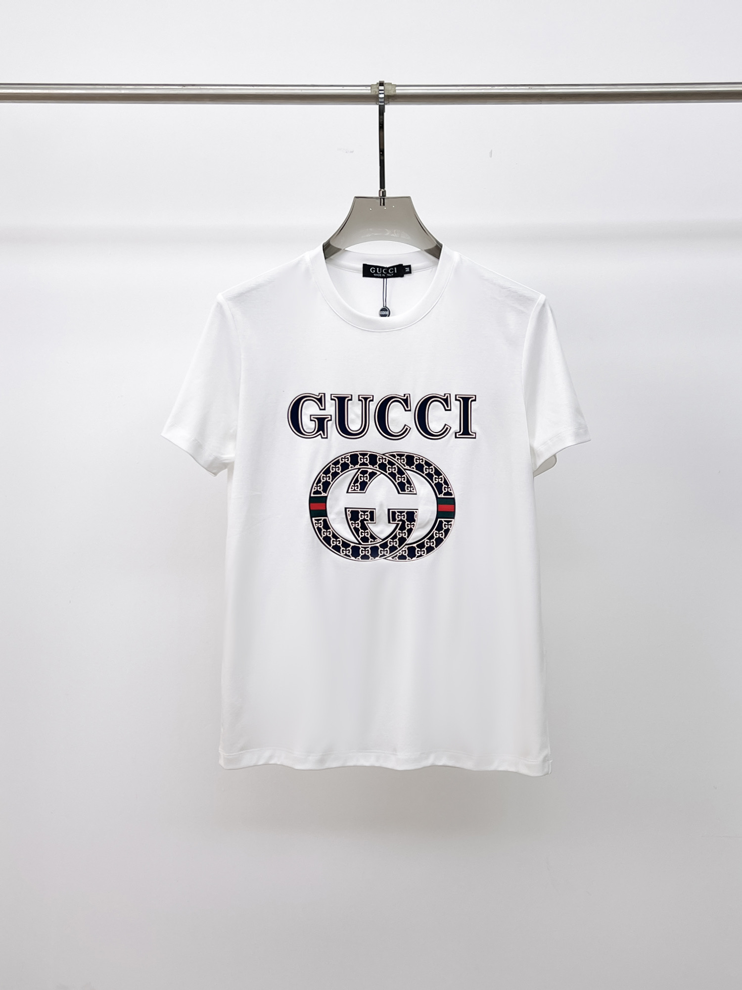 NO:133391,Guqi 2025 spring and summer new style first-time counter latest short-sleeved round-neck T-shirt, high-end customization, avant-garde and fashionable design!  Brand logo heavy craft design, high-end customized double mercerized fabric, soft feel, comfortable to wear, exquisite counter-level car line, fine workmanship, invincible and handsome upper body effect!  A must-have item for handsome men!  Fatty Gospel-- Code Number M-4XL (maximum 4XL can wear 210 catties), T-shirt,tees, t-shirt,alexander wang19860909古奇 2025春夏新款首发专柜最新款短袖圆领T恤 高端订制 设计前卫时尚！品牌logo重工艺设计 高端定制双丝光面料.手感柔软.穿着舒适.专柜级别精致车线.做工精细.上身效果无敌帅气！型男必备单品！胖子福音-- 码数 M-4XL(最大4XL可穿210斤),,T-shirt,tees，t-shirt,alexander wang,Men's clothing