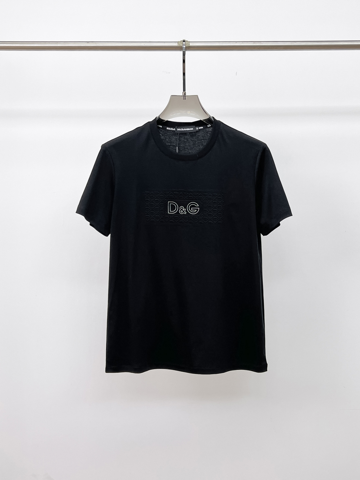 NO:133389,DG 2025 spring and summer new style first-time counter latest short-sleeved round-neck T-shirt, high-end customization, avant-garde and fashionable design!  Brand logo heavy craft design, high-end customized double mercerized fabric, soft feel, comfortable to wear, exquisite counter-level car line, fine workmanship, invincible and handsome upper body effect!  A must-have item for handsome men!  Fatty Gospel-- Code Number M-4XL (maximum 4XL can wear 210 catties), Dolce & Gabbana, T-shirt, tees, t-shirt, alexander wang19860909DG 2025春夏新款首发专柜最新款短袖圆领T恤 高端订制 设计前卫时尚！品牌logo重工艺设计 高端定制双丝光面料.手感柔软.穿着舒适.专柜级别精致车线.做工精细.上身效果无敌帅气！型男必备单品！胖子福音-- 码数 M-4XL(最大4XL可穿210斤),,Dolce&Gabbana,T-shirt,tees，t-shirt,alexander wang,Men's clothing