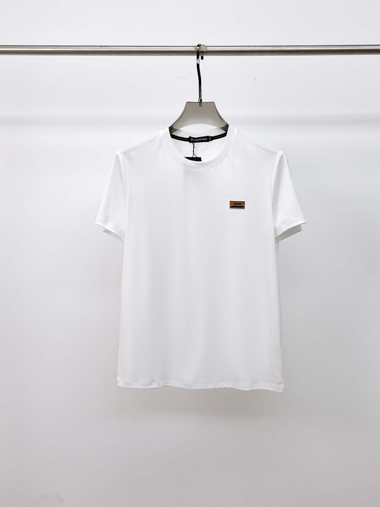 NO:133387,Jenia's new spring and summer new style first-time counter has the latest short-sleeved round-neck T-shirt with high-end customization and avant-garde and fashionable design!  Brand logo heavy craft design, high-end customized double mercerized fabric, soft feel, comfortable to wear, exquisite counter-level car line, fine workmanship, invincible and handsome upper body effect!  A must-have item for handsome men!  Fatty Gospel-- Code Number M-4XL (maximum 4XL can wear 210 catties), zegna, T-shirt,tees, t-shirt,alexander wang19860909杰尼亚 2025春夏新款首发专柜最新款短袖圆领T恤 高端订制 设计前卫时尚！品牌logo重工艺设计 高端定制双丝光面料.手感柔软.穿着舒适.专柜级别精致车线.做工精细.上身效果无敌帅气！型男必备单品！胖子福音-- 码数 M-4XL(最大4XL可穿210斤),,zegna,T-shirt,tees，t-shirt,alexander wang,Men's clothing