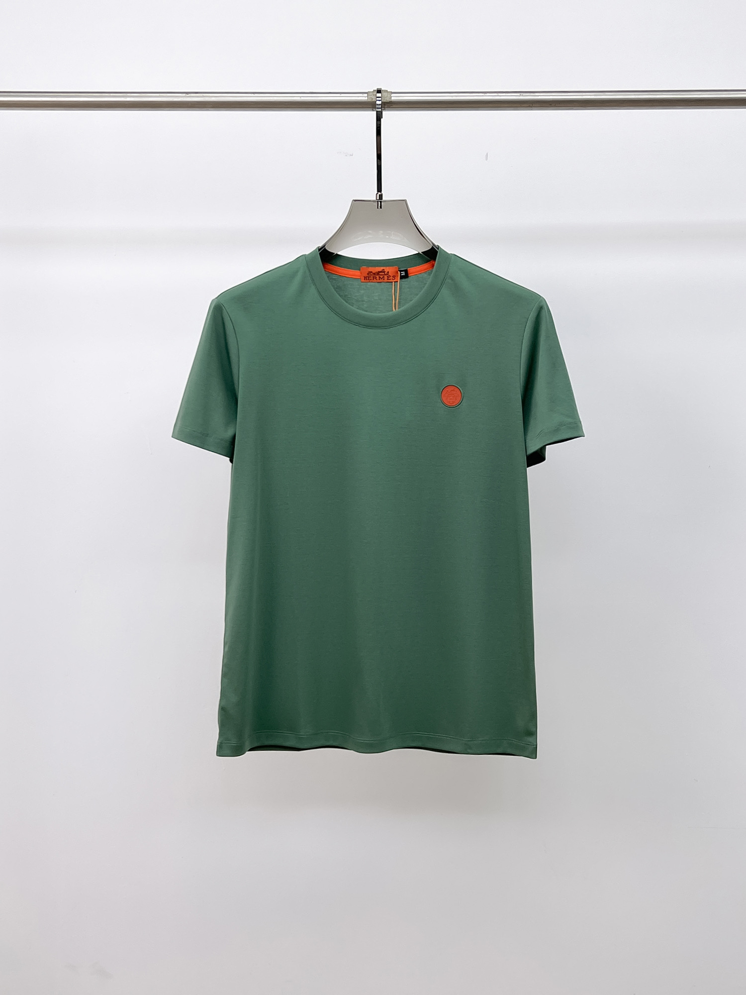 NO:133385,Hermes 2025 spring and summer new style first-time counter latest short-sleeved round-neck T-shirt, high-end customization, avant-garde and fashionable design!  Brand logo heavy craft design, high-end customized double mercerized fabric, soft feel, comfortable to wear, exquisite counter-level car line, fine workmanship, invincible and handsome upper body effect!  A must-have item for handsome men!  Fatty Gospel-- Code Number M-4XL (maximum 4XL can wear 210 catties), hermes, T-shirt,tees, t-shirt,alexander wang19860909爱马仕 2025春夏新款首发专柜最新款短袖圆领T恤 高端订制 设计前卫时尚！品牌logo重工艺设计 高端定制双丝光面料.手感柔软.穿着舒适.专柜级别精致车线.做工精细.上身效果无敌帅气！型男必备单品！胖子福音-- 码数 M-4XL(最大4XL可穿210斤),,hermes,T-shirt,tees，t-shirt,alexander wang,Men's clothing