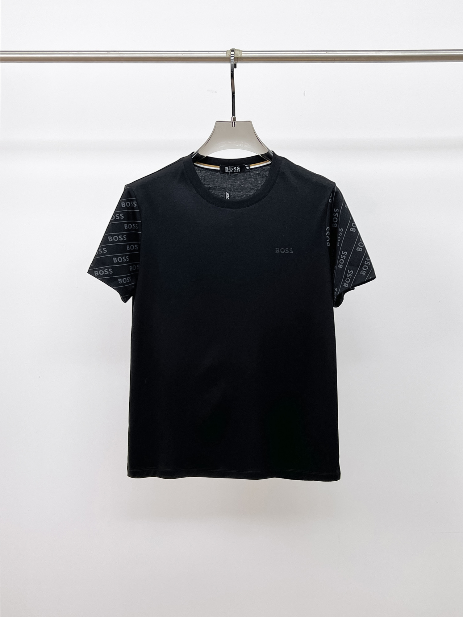 NO:133381,BOSS 2025 spring and summer new style first-time counter latest short-sleeved round-neck T-shirt, high-end customization, avant-garde and fashionable design!  Brand logo heavy craft design, high-end customized double mercerized fabric, soft feel, comfortable to wear, exquisite counter-level car line, fine workmanship, invincible and handsome upper body effect!  A must-have item for handsome men!  Fatty Gospel-- Code Number M-4XL (maximum 4XL can wear 210 catties), T-shirt,tees, t-shirt,alexander wang19860909BOSS 2025春夏新款首发专柜最新款短袖圆领T恤 高端订制 设计前卫时尚！品牌logo重工艺设计 高端定制双丝光面料.手感柔软.穿着舒适.专柜级别精致车线.做工精细.上身效果无敌帅气！型男必备单品！胖子福音-- 码数 M-4XL(最大4XL可穿210斤),,T-shirt,tees，t-shirt,alexander wang,Men's clothing