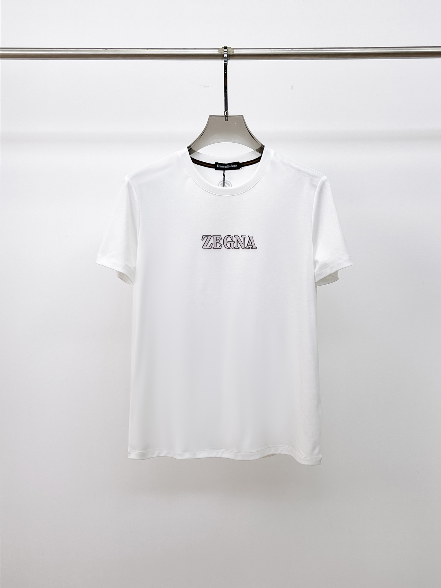 NO:133379,Jenia's new spring and summer new style first-time counter has the latest short-sleeved round-neck T-shirt with high-end customization and avant-garde and fashionable design!  Brand logo heavy craft design, high-end customized double mercerized fabric, soft feel, comfortable to wear, exquisite counter-level car line, fine workmanship, invincible and handsome upper body effect!  A must-have item for handsome men!  Fatty Gospel-- Code Number M-4XL (maximum 4XL can wear 210 catties), zegna, T-shirt,tees, t-shirt,alexander wang19860909杰尼亚 2025春夏新款首发专柜最新款短袖圆领T恤 高端订制 设计前卫时尚！品牌logo重工艺设计 高端定制双丝光面料.手感柔软.穿着舒适.专柜级别精致车线.做工精细.上身效果无敌帅气！型男必备单品！胖子福音-- 码数 M-4XL(最大4XL可穿210斤),,zegna,T-shirt,tees，t-shirt,alexander wang,Men's clothing