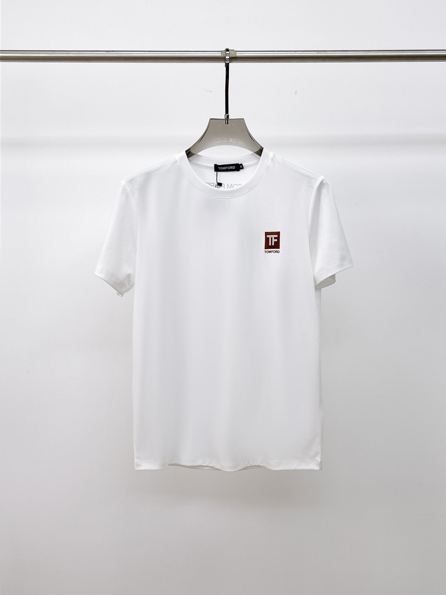 NO:133386,Tom Ford's new spring and summer new model of the first counter, the latest short-sleeved round-neck T-shirt, high-end customization, avant-garde and fashionable design!  Brand logo heavy craft design, high-end customized double mercerized fabric, soft feel, comfortable to wear, exquisite counter-level car line, fine workmanship, invincible and handsome upper body effect!  A must-have item for handsome men!  Fatty Gospel-- Code Number M-4XL (maximum 4XL can wear 210 catties), T-shirt,tees, t-shirt,alexander wang19860909汤姆福特 2025春夏新款首发专柜最新款短袖圆领T恤 高端订制 设计前卫时尚！品牌logo重工艺设计 高端定制双丝光面料.手感柔软.穿着舒适.专柜级别精致车线.做工精细.上身效果无敌帅气！型男必备单品！胖子福音-- 码数 M-4XL(最大4XL可穿210斤),,T-shirt,tees，t-shirt,alexander wang,Men's clothing