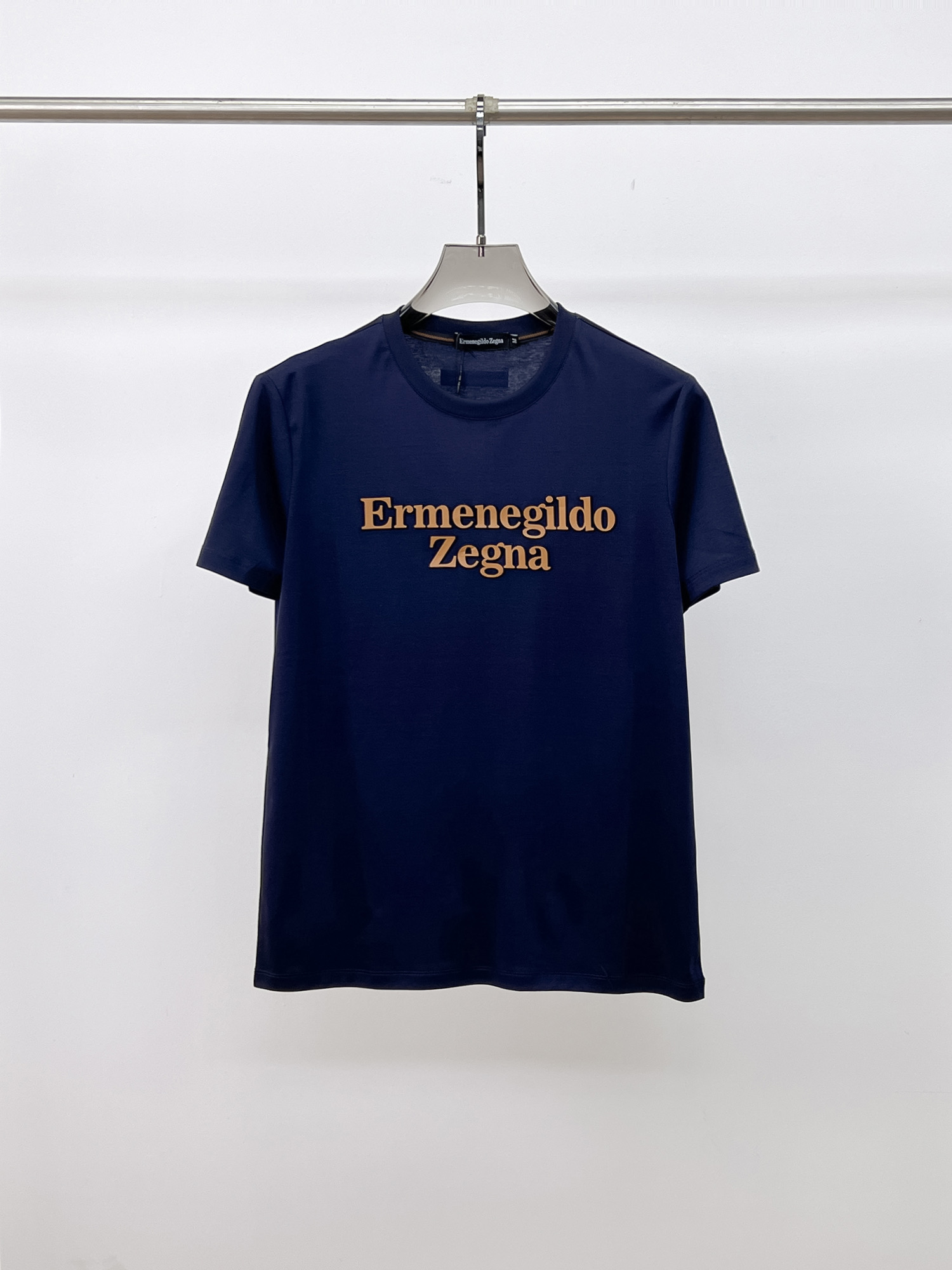 NO:133388,Jenia's new spring and summer new style first-time counter has the latest short-sleeved round-neck T-shirt with high-end customization and avant-garde and fashionable design!  Brand logo heavy craft design, high-end customized double mercerized fabric, soft feel, comfortable to wear, exquisite counter-level car line, fine workmanship, invincible and handsome upper body effect!  A must-have item for handsome men!  Fatty Gospel-- Code Number M-4XL (maximum 4XL can wear 210 catties), zegna, T-shirt,tees, t-shirt,alexander wang19860909杰尼亚 2025春夏新款首发专柜最新款短袖圆领T恤 高端订制 设计前卫时尚！品牌logo重工艺设计 高端定制双丝光面料.手感柔软.穿着舒适.专柜级别精致车线.做工精细.上身效果无敌帅气！型男必备单品！胖子福音-- 码数 M-4XL(最大4XL可穿210斤),,zegna,T-shirt,tees，t-shirt,alexander wang,Men's clothing