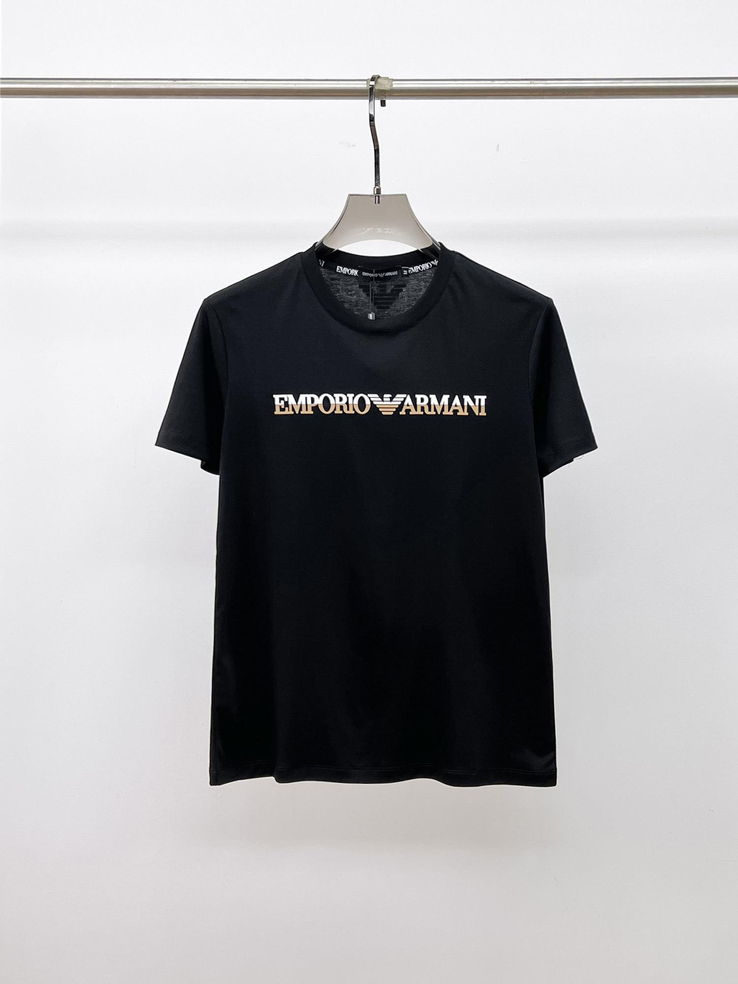 NO:133377,Armani's new spring and summer 2025 new styles in the first counter, the latest short-sleeved round-neck T-shirt, high-end customization, avant-garde and fashionable design!  Brand logo heavy craft design, high-end customized double mercerized fabric, soft feel, comfortable to wear, exquisite counter-level car line, fine workmanship, invincible and handsome upper body effect!  A must-have item for handsome men!  Fatty Gospel-- Code Number M-4XL (maximum 4XL can wear 210 catties), Armani, T-shirt,tees, t-shirt,alexander wang19860909阿玛尼 2025春夏新款首发专柜最新款短袖圆领T恤 高端订制 设计前卫时尚！品牌logo重工艺设计 高端定制双丝光面料.手感柔软.穿着舒适.专柜级别精致车线.做工精细.上身效果无敌帅气！型男必备单品！胖子福音-- 码数 M-4XL(最大4XL可穿210斤),,armani,T-shirt,tees，t-shirt,alexander wang,Men's clothing