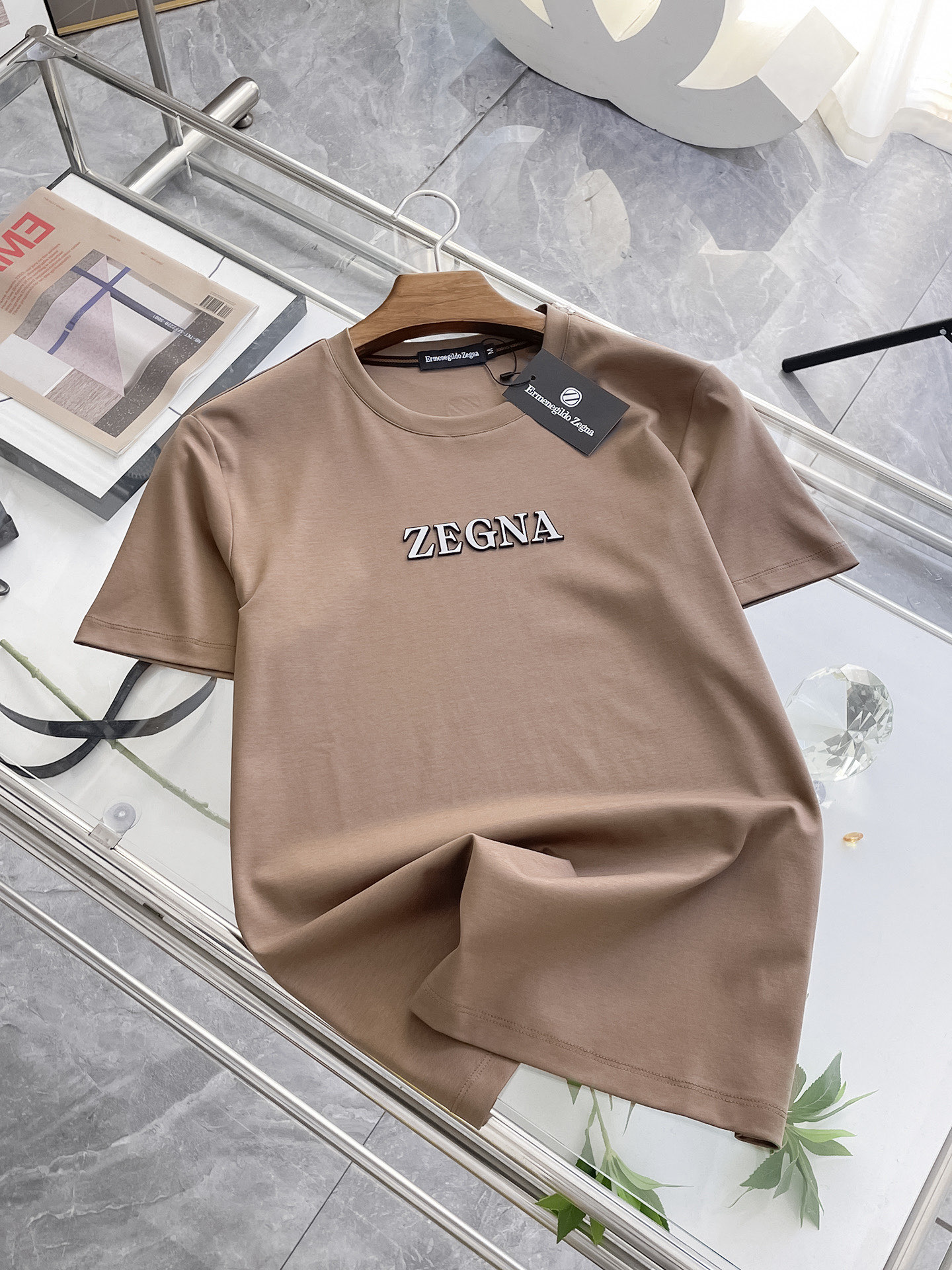 NO:458251,Jenia's new spring and summer first-time counter latest short-sleeved round-neck T-shirt, high-end customization, avant-garde and fashionable design!  Brand logo heavy craft design, high-end customized double mercerized fabric, soft feel, comfortable to wear, exquisite counter-level car line, fine workmanship, invincible and handsome upper body effect!  A must-have item for handsome men!  Fatty Gospel-- Code Number M-4XL (maximum 4XL can wear 210 catties), zegna, T-shirt,tees, t-shirt,alexander wang19860909杰尼亚 春夏新款首发专柜最新款短袖圆领T恤 高端订制 设计前卫时尚！品牌logo重工艺设计 高端定制双丝光面料.手感柔软.穿着舒适.专柜级别精致车线.做工精细.上身效果无敌帅气！型男必备单品！胖子福音-- 码数 M-4XL(最大4XL可穿210斤),,zegna,T-shirt,tees，t-shirt,alexander wang,Men's clothing