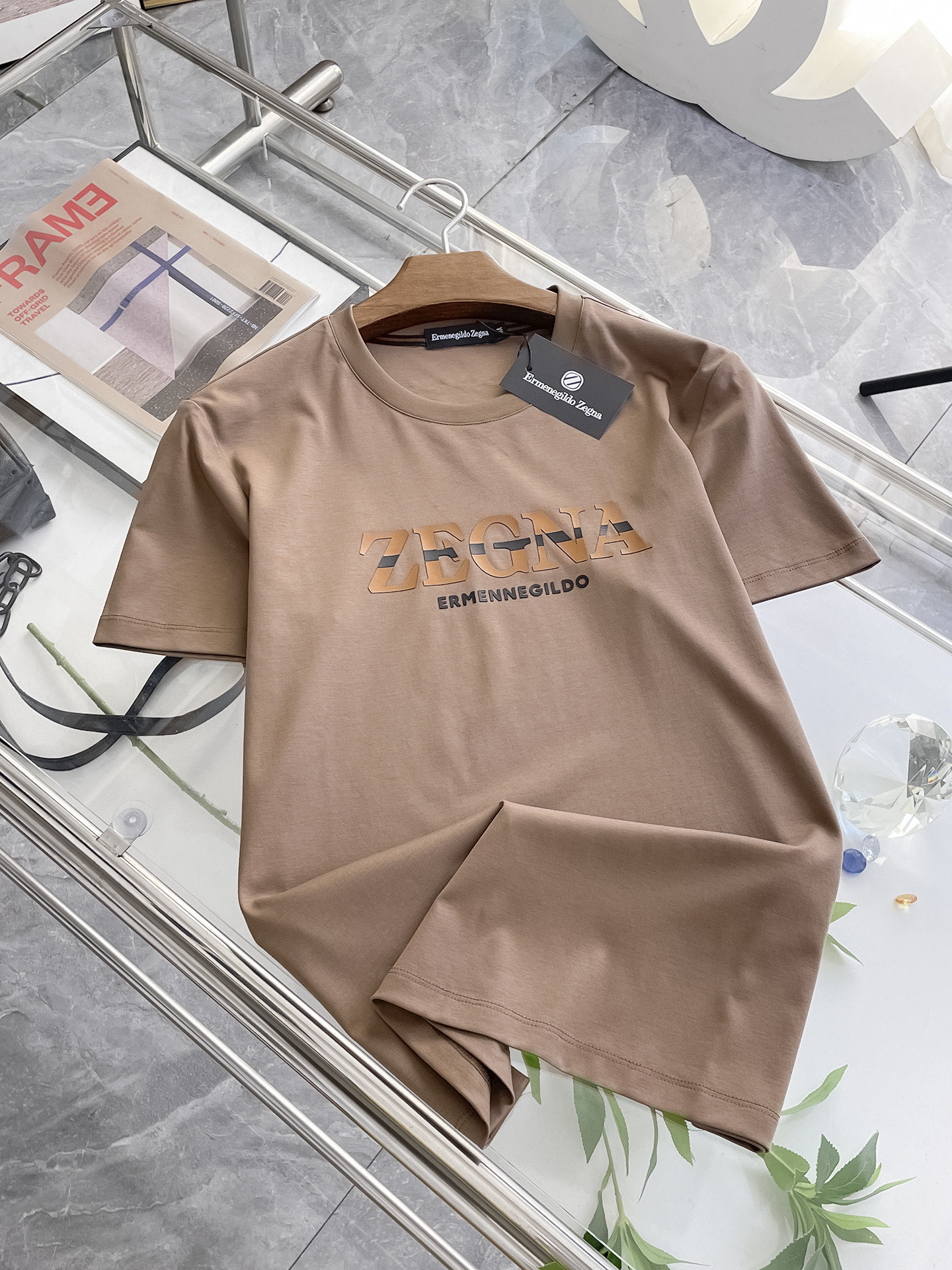 NO:458231,Jenia's new spring and summer first-time counter latest short-sleeved round-neck T-shirt, high-end customization, avant-garde and fashionable design!  Brand logo heavy craft design, high-end customized double mercerized fabric, soft feel, comfortable to wear, exquisite counter-level car line, fine workmanship, invincible and handsome upper body effect!  A must-have item for handsome men!  Fatty Gospel-- Code Number M-4XL (maximum 4XL can wear 210 catties), zegna, T-shirt,tees, t-shirt,alexander wang19860909杰尼亚 春夏新款首发专柜最新款短袖圆领T恤 高端订制 设计前卫时尚！品牌logo重工艺设计 高端定制双丝光面料.手感柔软.穿着舒适.专柜级别精致车线.做工精细.上身效果无敌帅气！型男必备单品！胖子福音-- 码数 M-4XL(最大4XL可穿210斤),,zegna,T-shirt,tees，t-shirt,alexander wang,Men's clothing