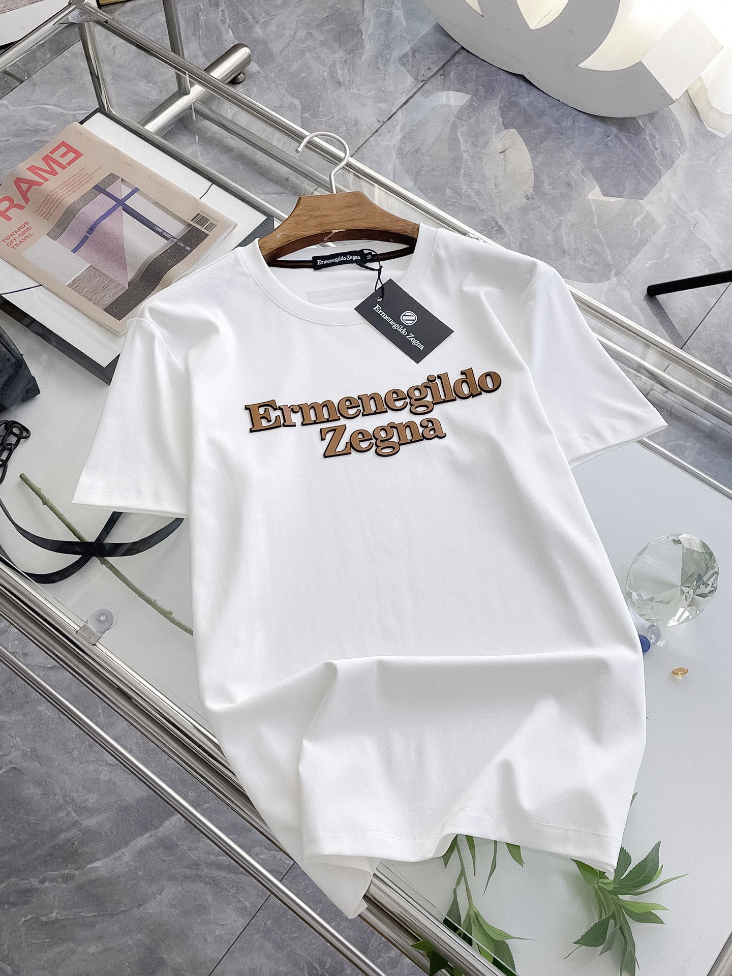 NO:458210,Jenia's new spring and summer new style first-time counter has the latest short-sleeved round-neck T-shirt with high-end customization and avant-garde and fashionable design!  Brand logo heavy craft design, high-end customized double mercerized fabric, soft feel, comfortable to wear, exquisite counter-level car line, fine workmanship, invincible and handsome upper body effect!  A must-have item for handsome men!  Fatty Gospel-- Code Number M-4XL (maximum 4XL can wear kilogram), zegna, T-shirt,tees, t-shirt,alexander wang19860909杰尼亚 2025春夏新款首发专柜最新款短袖圆领T恤 高端订制 设计前卫时尚！品牌logo重工艺设计 高端定制双丝光面料.手感柔软.穿着舒适.专柜级别精致车线.做工精细.上身效果无敌帅气！型男必备单品！胖子福音-- 码数 M-4XL(最大4XL可穿斤),,zegna,T-shirt,tees，t-shirt,alexander wang,Men's clothing