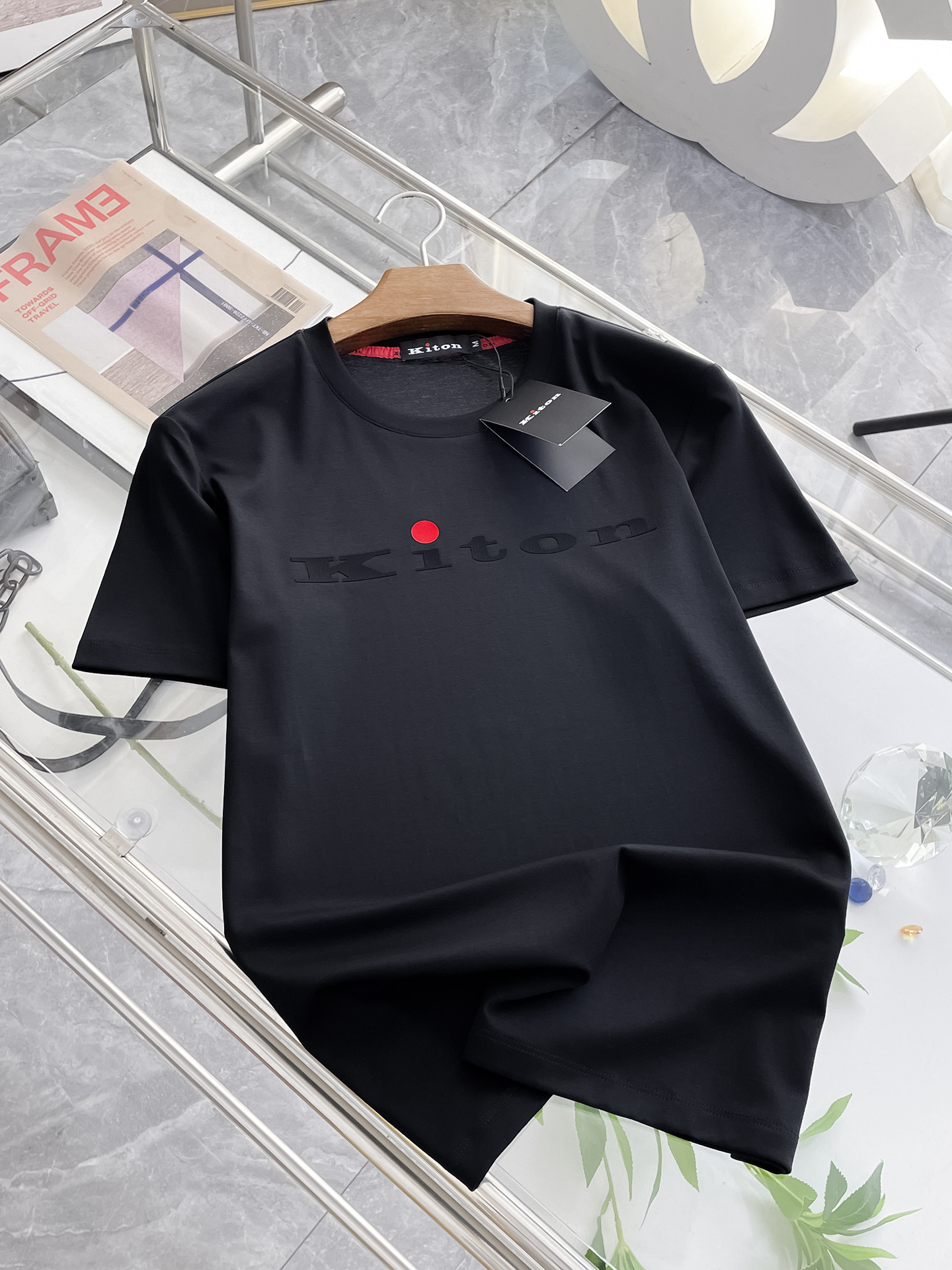 NO:458246,Kiton's new spring and summer first-time counter latest short-sleeved round-neck T-shirt, high-end customization, avant-garde and fashionable design!  Brand logo heavy craft design, high-end customized double mercerized fabric, soft feel, comfortable to wear, exquisite counter-level car line, fine workmanship, invincible and handsome upper body effect!  A must-have item for handsome men!  Fatty Gospel-- Code Number M-4XL (maximum 4XL can wear 210 catties), T-shirt,tees, t-shirt,alexander wang19860909Kiton 春夏新款首发专柜最新款短袖圆领T恤 高端订制 设计前卫时尚！品牌logo重工艺设计 高端定制双丝光面料.手感柔软.穿着舒适.专柜级别精致车线.做工精细.上身效果无敌帅气！型男必备单品！胖子福音-- 码数 M-4XL(最大4XL可穿210斤),,T-shirt,tees，t-shirt,alexander wang,Men's clothing