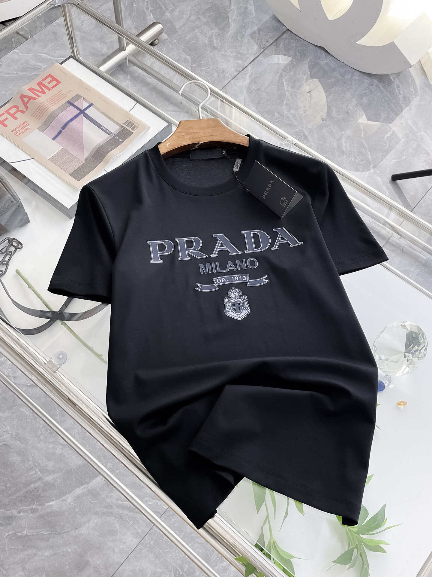 NO:458215,Prada's new spring and summer new style first-time counter latest short-sleeved round-neck T-shirt, high-end customization, avant-garde and fashionable design!  Brand logo heavy craft design, high-end customized double mercerized fabric, soft feel, comfortable to wear, exquisite counter-level car line, fine workmanship, invincible and handsome upper body effect!  A must-have item for handsome men!  Gospel of Fatty--- Code number M-4XL (maximum 4XL wearable kilogram), prada, T-shirt,tees, t-shirt,alexander wang19860909普拉达 2025春夏新款首发专柜最新款短袖圆领T恤 高端订制 设计前卫时尚！品牌logo重工艺设计 高端定制双丝光面料.手感柔软.穿着舒适.专柜级别精致车线.做工精细.上身效果无敌帅气！型男必备单品！胖子福音-- 码数 M-4XL(最大4XL可穿斤),,prada,T-shirt,tees，t-shirt,alexander wang,Men's clothing