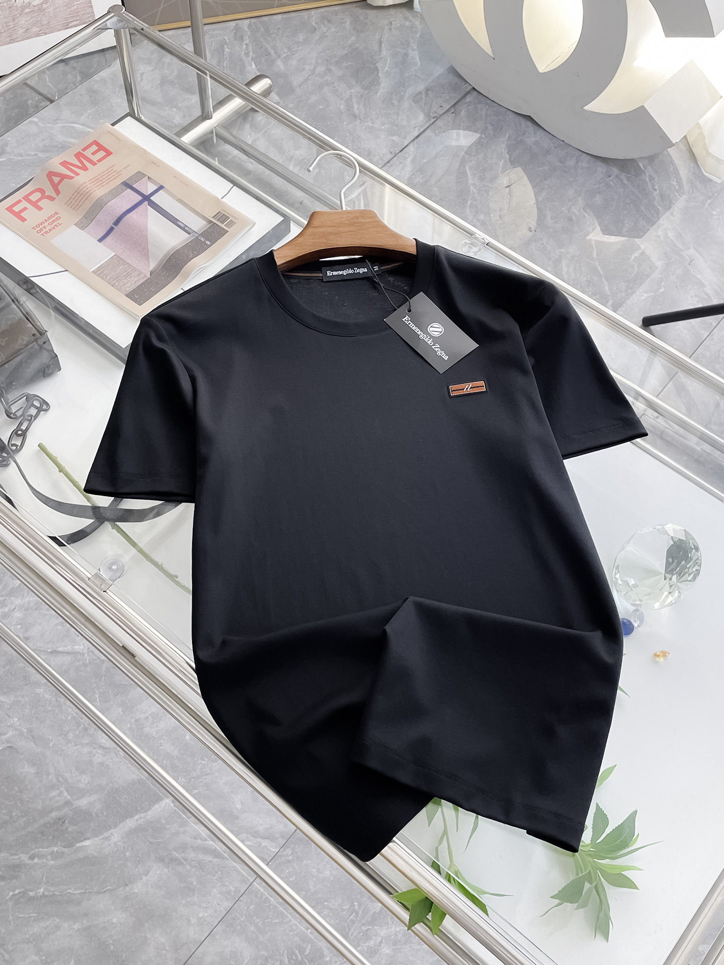 NO:458217,Jenia's new spring and summer new style first-time counter has the latest short-sleeved round-neck T-shirt with high-end customization and avant-garde and fashionable design!  Brand logo heavy craft design, high-end customized double mercerized fabric, soft feel, comfortable to wear, exquisite counter-level car line, fine workmanship, invincible and handsome upper body effect!  A must-have item for handsome men!  Fatty Gospel-- Code Number M-4XL (maximum 4XL can wear kilogram), zegna, T-shirt,tees, t-shirt,alexander wang19860909杰尼亚 2025春夏新款首发专柜最新款短袖圆领T恤 高端订制 设计前卫时尚！品牌logo重工艺设计 高端定制双丝光面料.手感柔软.穿着舒适.专柜级别精致车线.做工精细.上身效果无敌帅气！型男必备单品！胖子福音-- 码数 M-4XL(最大4XL可穿斤),,zegna,T-shirt,tees，t-shirt,alexander wang,Men's clothing