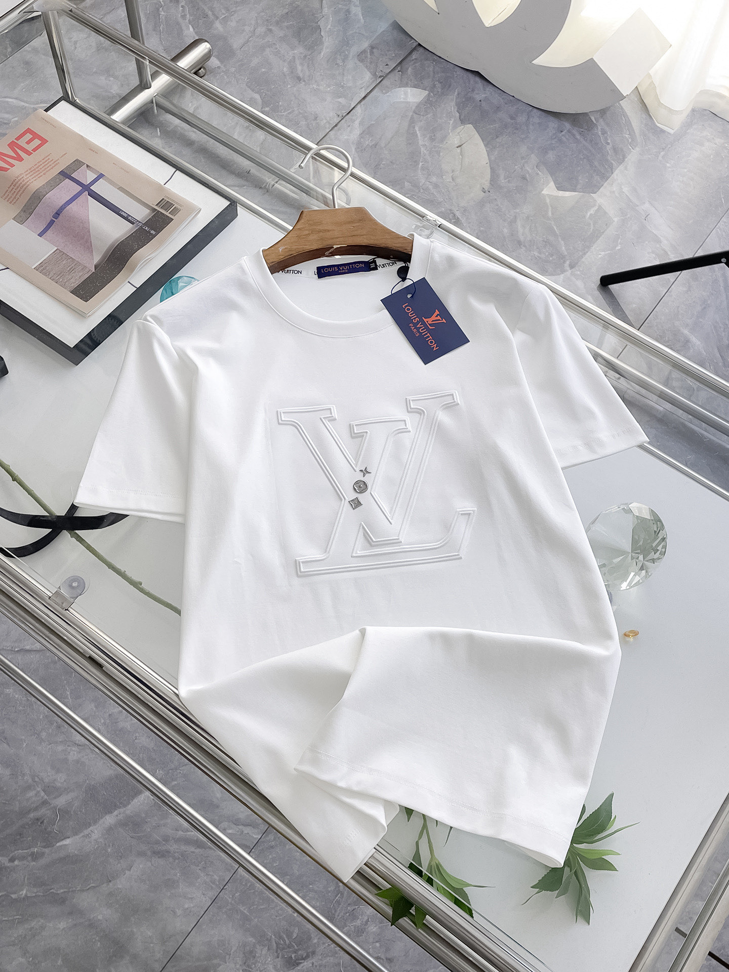 NO:458241,LV spring and summer new first-time counter latest short-sleeved round-neck T-shirt, high-end customization, avant-garde and fashionable design!  Brand logo heavy craft design, high-end customized double mercerized fabric, soft feel, comfortable to wear, exquisite counter-level car line, fine workmanship, invincible and handsome upper body effect!  A must-have item for handsome men!  Fatty Gospel-- Code Number M-4XL (maximum 4XL can wear 210 catties), louis vuitton, T-shirt,tees, t-shirt,alexander wang19860909LV 春夏新款首发专柜最新款短袖圆领T恤 高端订制 设计前卫时尚！品牌logo重工艺设计 高端定制双丝光面料.手感柔软.穿着舒适.专柜级别精致车线.做工精细.上身效果无敌帅气！型男必备单品！胖子福音-- 码数 M-4XL(最大4XL可穿210斤),,louis vuitton,T-shirt,tees，t-shirt,alexander wang,Men's clothing