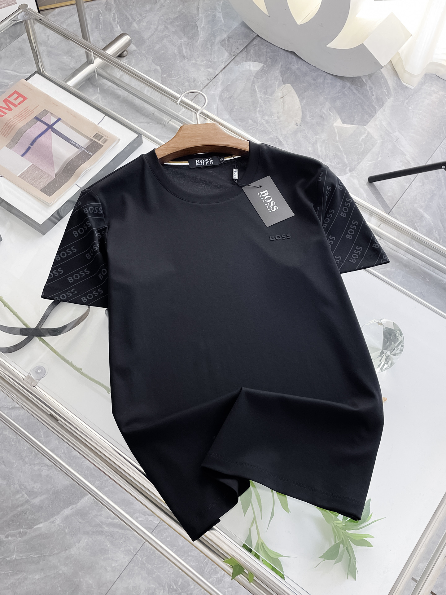 NO:458236,The latest short-sleeved round-neck T-shirt in the spring and summer new spring counter, high-end customization, avant-garde and fashionable design!  Brand logo heavy craft design, high-end customized double mercerized fabric, soft feel, comfortable to wear, exquisite counter-level car line, fine workmanship, invincible and handsome upper body effect!  A must-have item for handsome men!  Fatty Gospel-- Code Number M-4XL (maximum 4XL can wear 210 catties), T-shirt,tees, t-shirt,alexander wang19860909BOSS 春夏新款首发专柜最新款短袖圆领T恤 高端订制 设计前卫时尚！品牌logo重工艺设计 高端定制双丝光面料.手感柔软.穿着舒适.专柜级别精致车线.做工精细.上身效果无敌帅气！型男必备单品！胖子福音-- 码数 M-4XL(最大4XL可穿210斤),,T-shirt,tees，t-shirt,alexander wang,Men's clothing