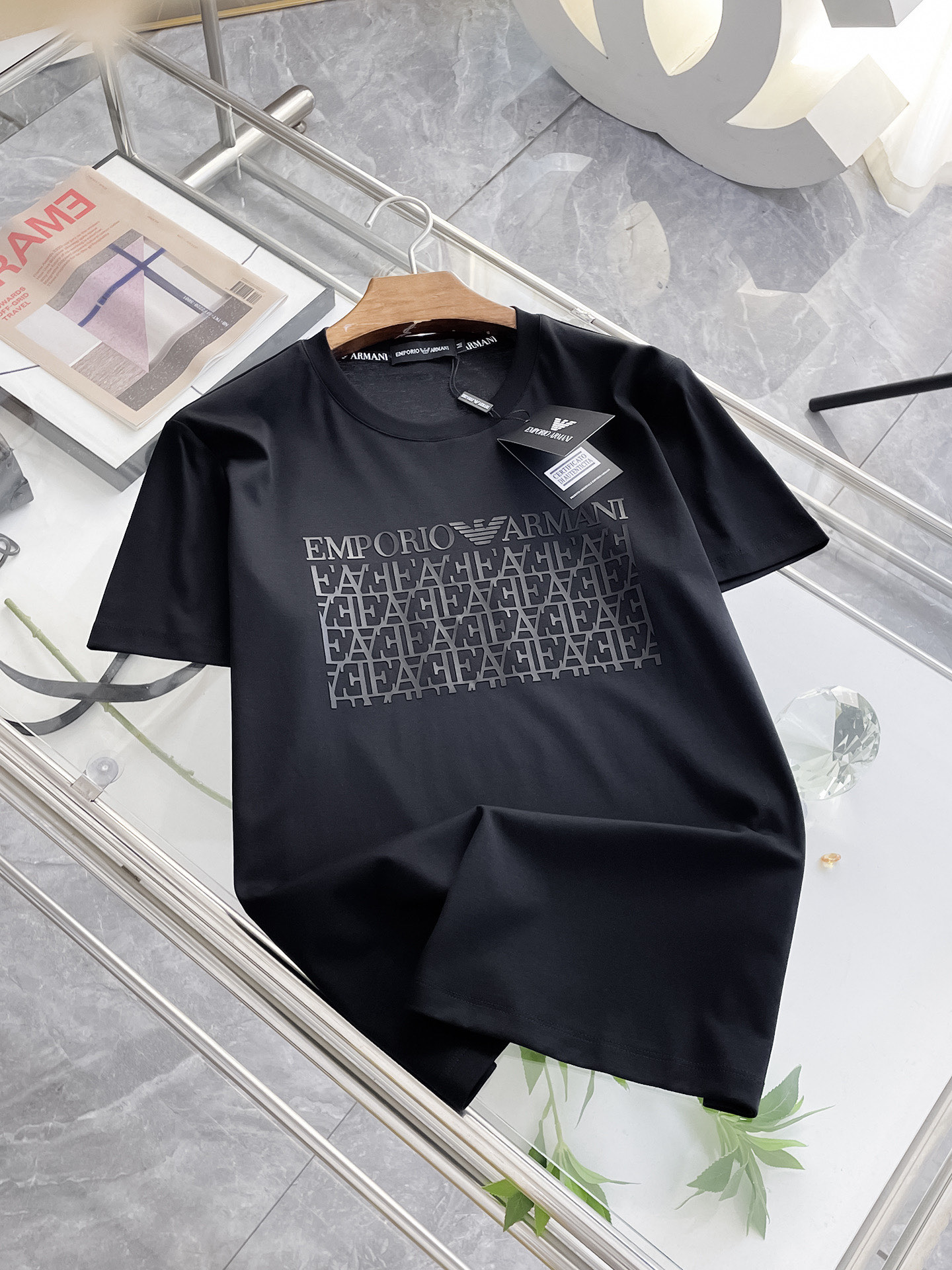 NO:458189,Armani's new spring and summer 2025 new styles in the first counter, the latest short-sleeved round-neck T-shirt, high-end customization, avant-garde and fashionable design!  Brand logo heavy craft design, high-end customized double mercerized fabric, soft feel, comfortable to wear, exquisite counter-level car line, fine workmanship, invincible and handsome upper body effect!  A must-have item for handsome men!  Gospel of Fatty--- Code number M-4XL (maximum 4XL wearable kilogram), Armani, T-shirt,tees, t-shirt,alexander wang19860909阿玛尼 2025春夏新款首发专柜最新款短袖圆领T恤 高端订制 设计前卫时尚！品牌logo重工艺设计 高端定制双丝光面料.手感柔软.穿着舒适.专柜级别精致车线.做工精细.上身效果无敌帅气！型男必备单品！胖子福音-- 码数 M-4XL(最大4XL可穿斤),,armani,T-shirt,tees，t-shirt,alexander wang,Men's clothing